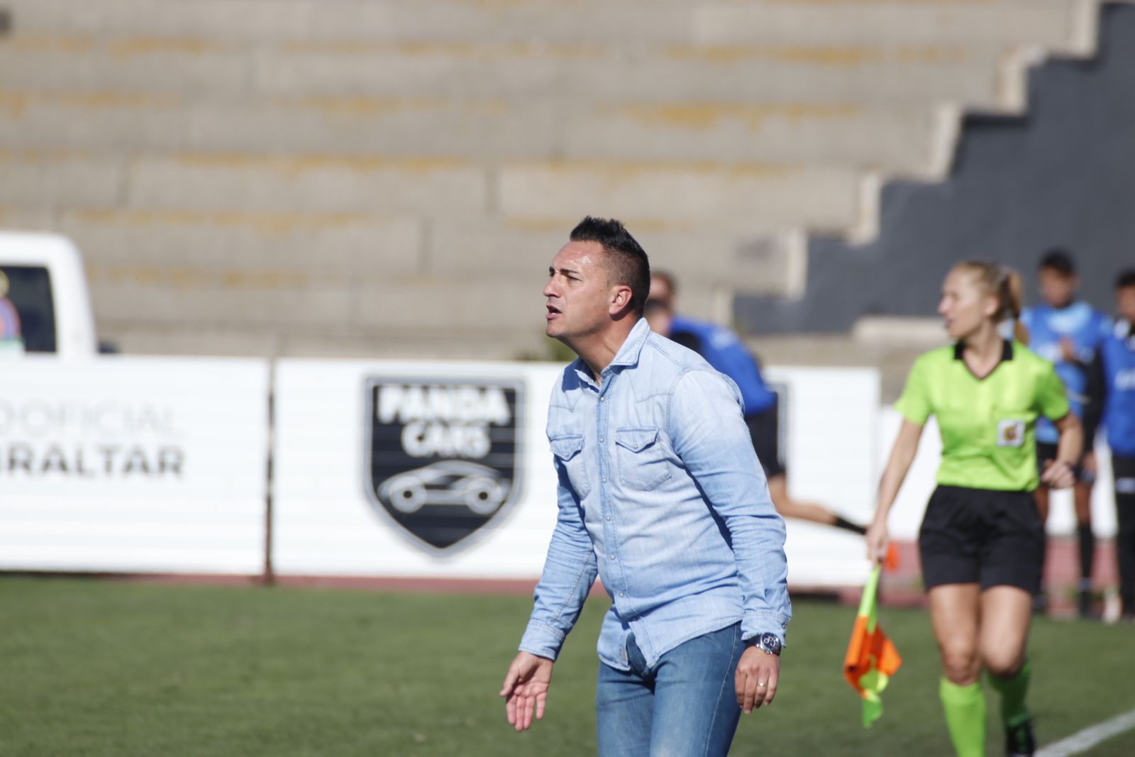 Jordi Roger da instrucciones en el partido ante el Cartagena