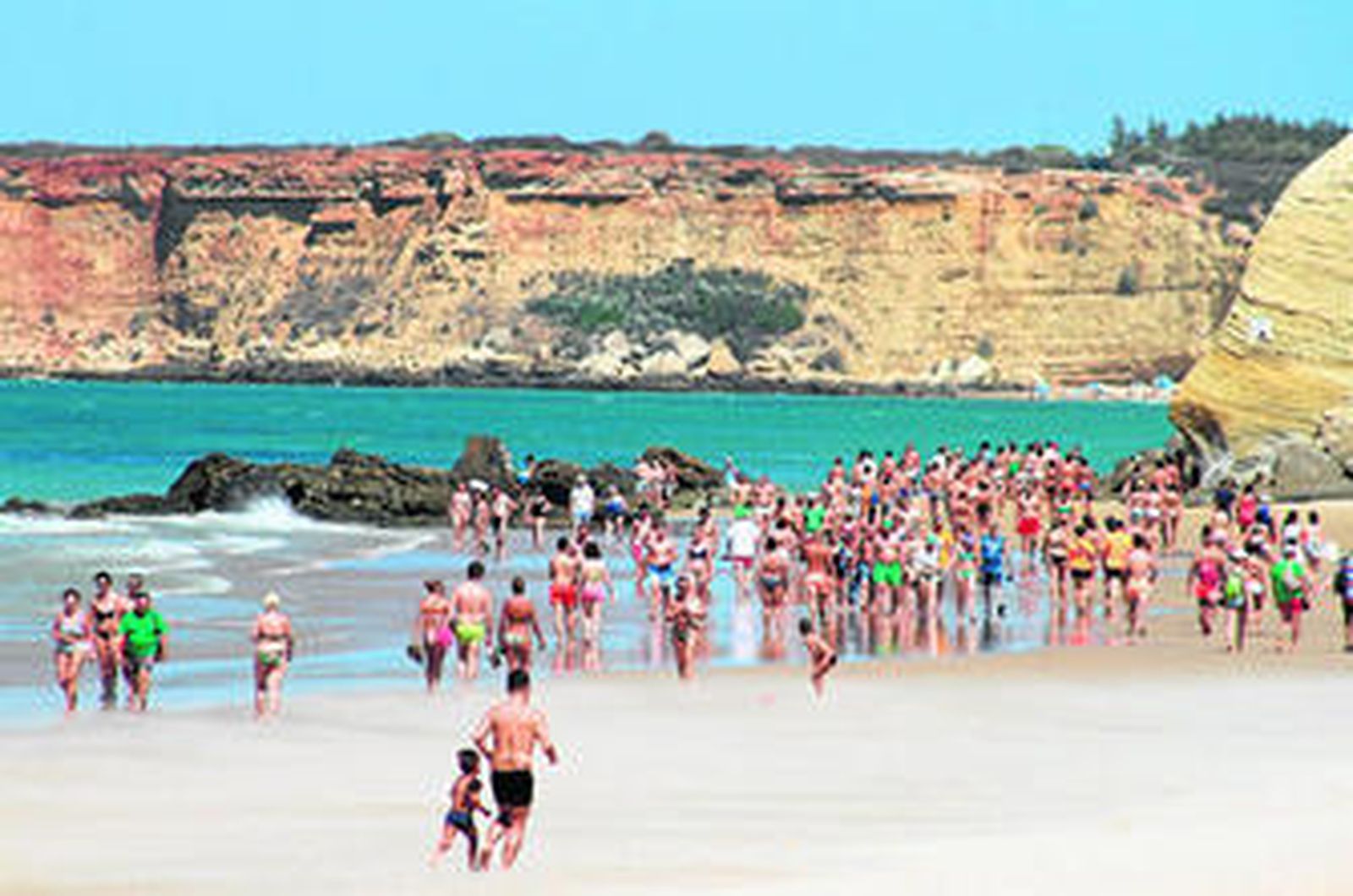La imagen que presentaba la playa de la Fontanilla el pasado jueves a pesar del levante.