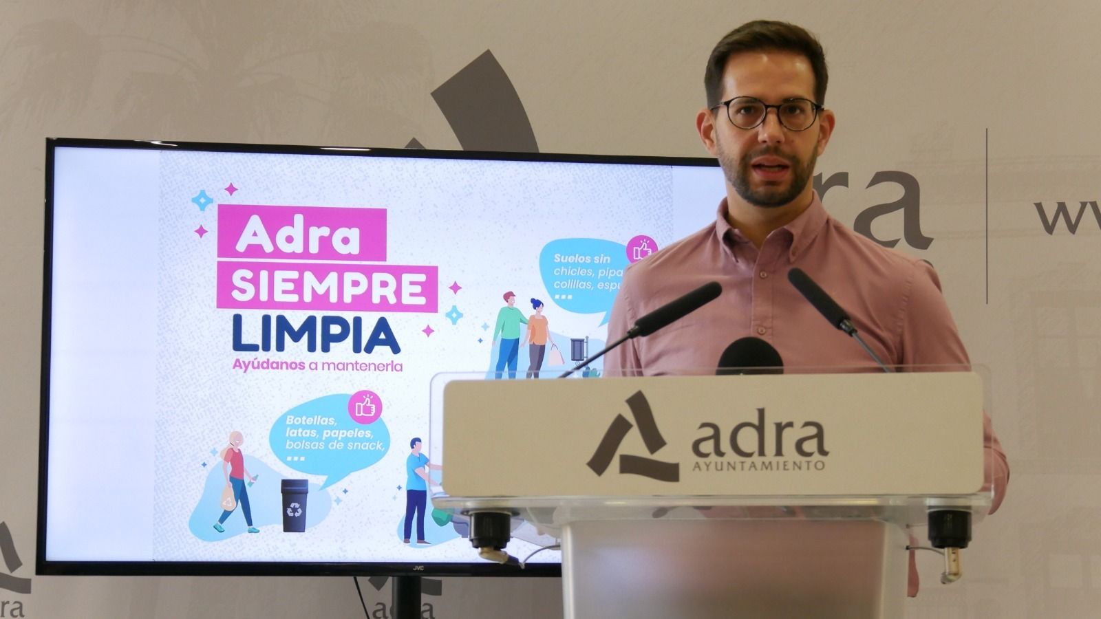 José Crespo, concejal de Limpieza Urbana, en la presentación de la campaña.