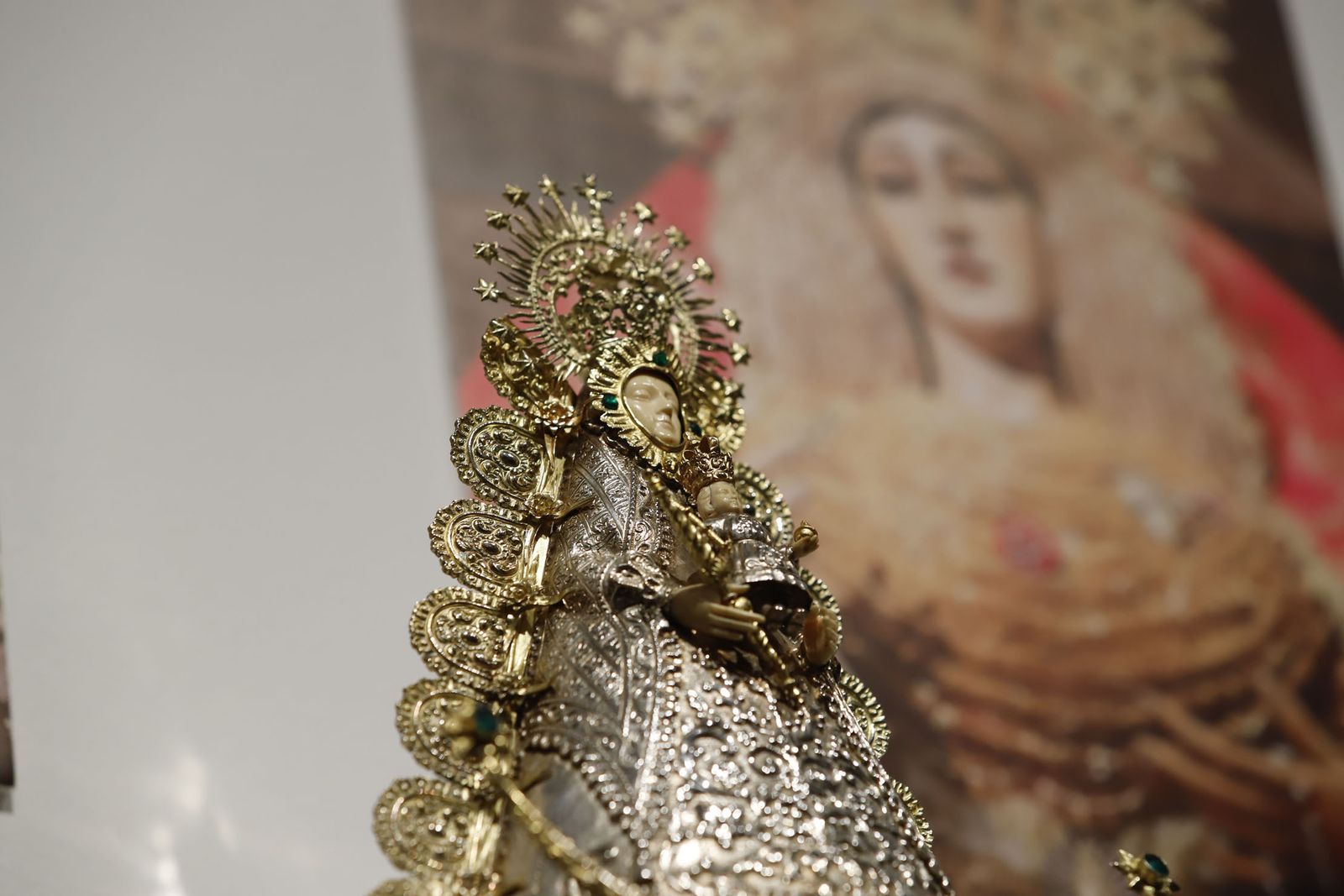 Imágenes de la inauguración de la exposición Regina Roris en la sala de la Fundación Cajasol 'El Comercial'