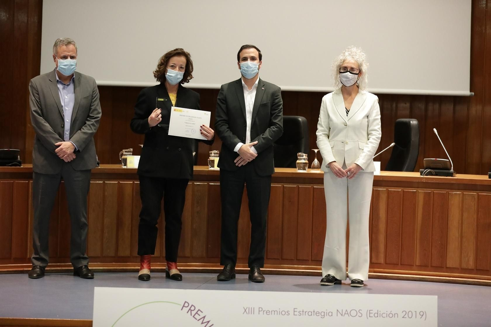 Mabel Salinas en nombre de Caparrós Nature recoge el galardón NAOS de manos del ministro Alberto Garzón