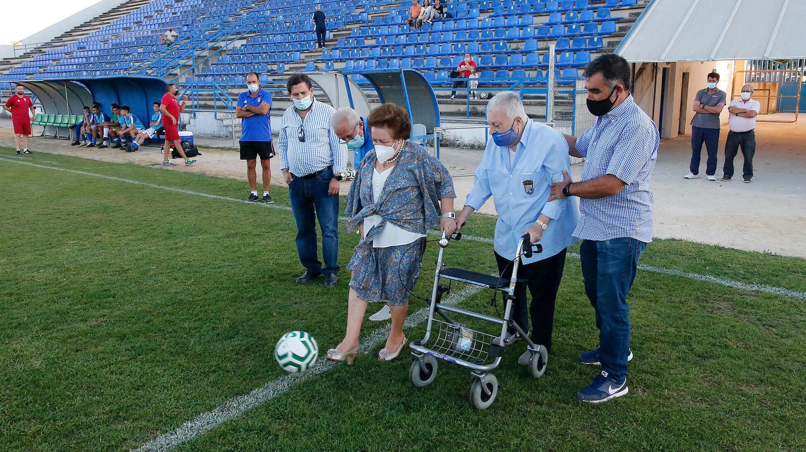 Antonio Fernández y Sita realizaron el saque de honor en el trofeo que lleva sus nombres.