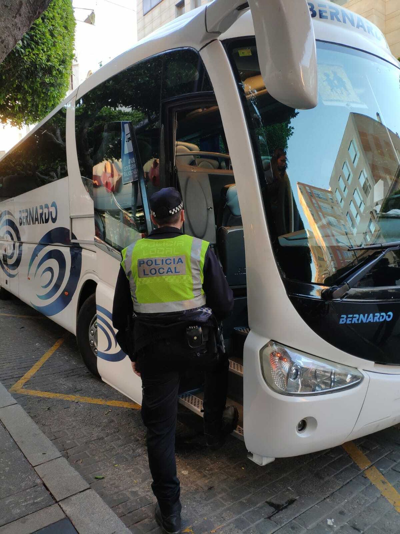 Un agente revisa el estado del autobús y la documentación