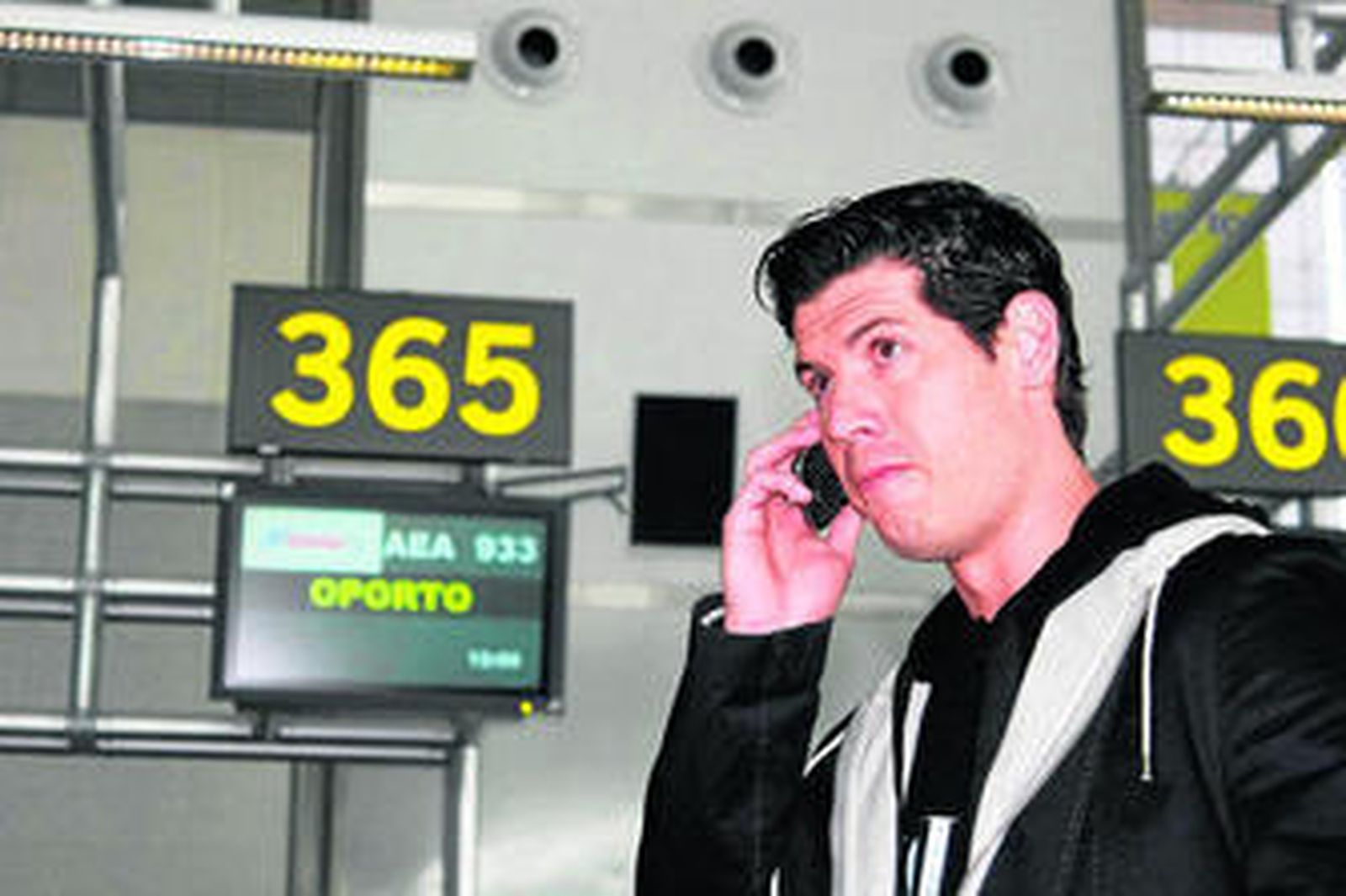 Alberto Luque atiende el teléfono antes de partir rumbo a Oporto, ayer.