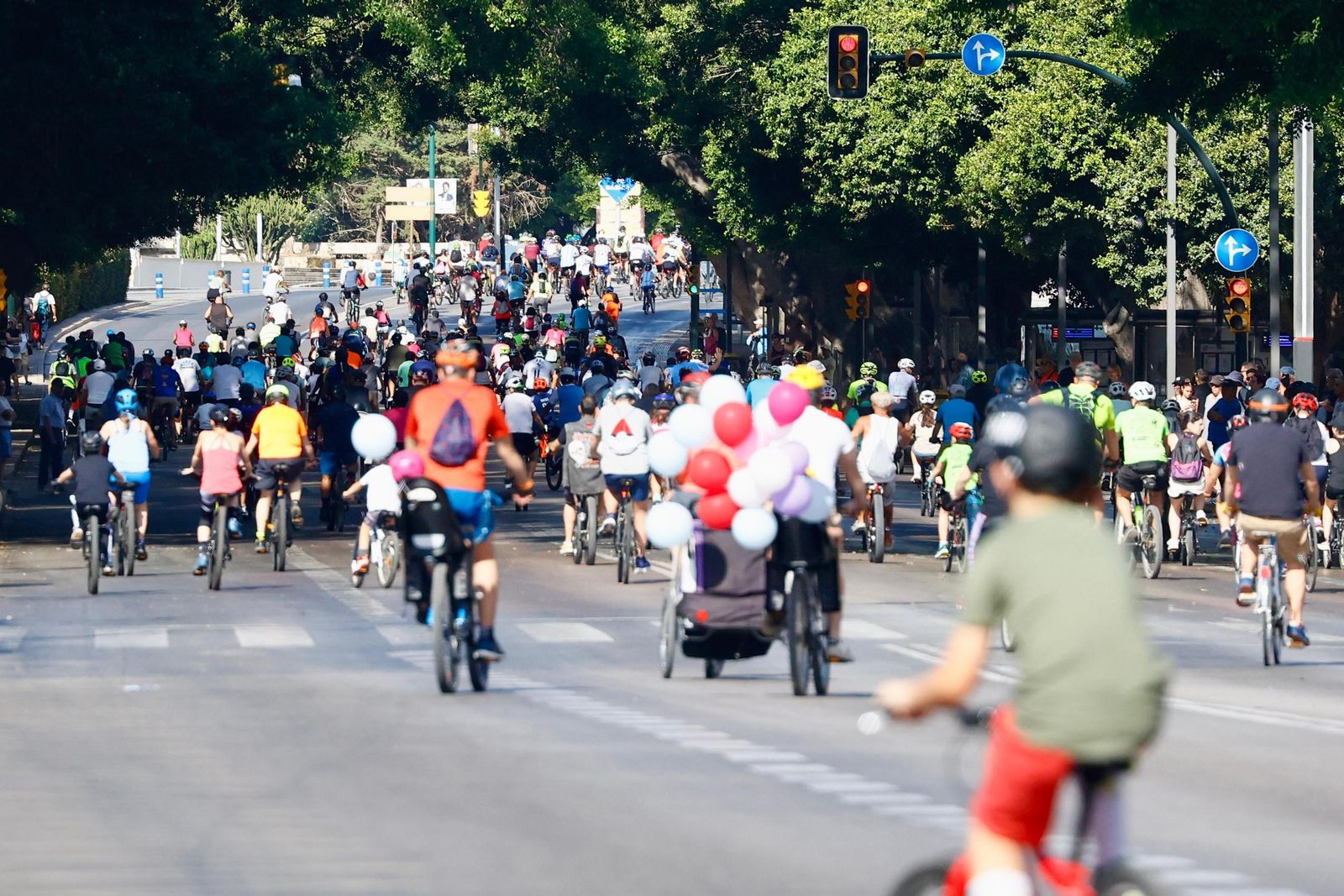 Cientos de ciclistas toman Málaga en el Día de la Bici, en imágenes