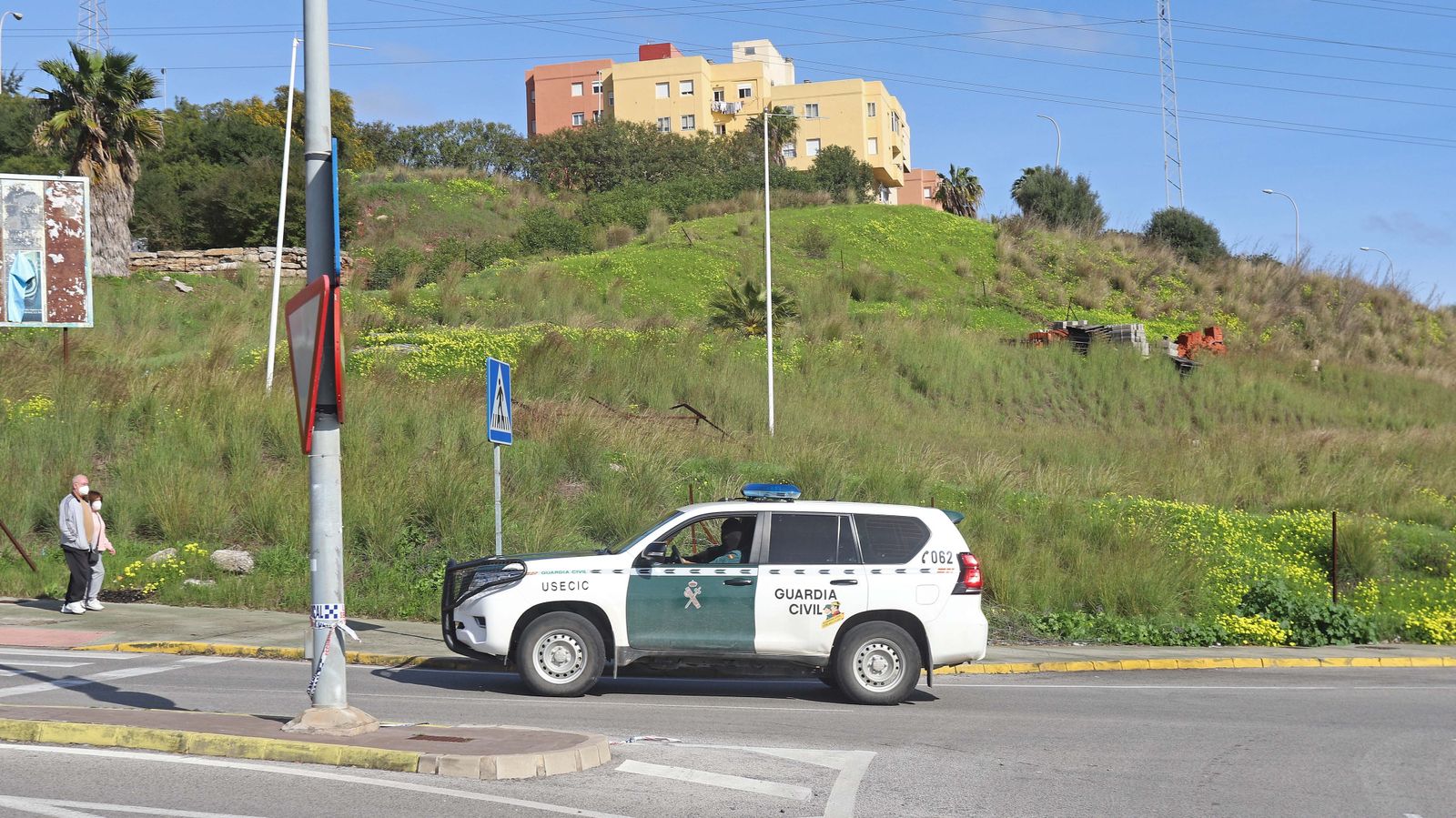 Registro de la Guardia Civil en el centro comercial Puerta Europa en Algeciras