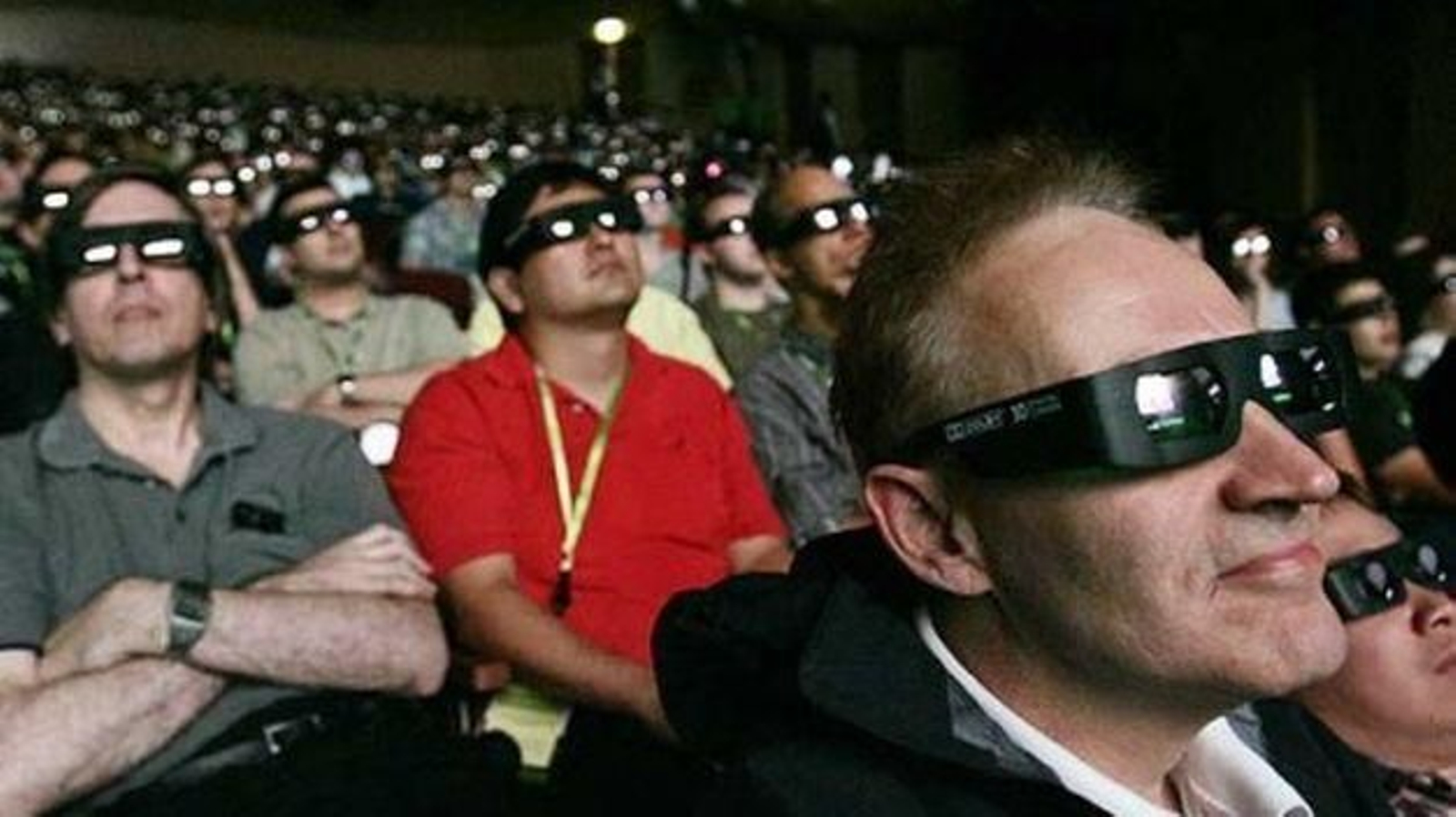 Espectadores viendo una película en 3D.