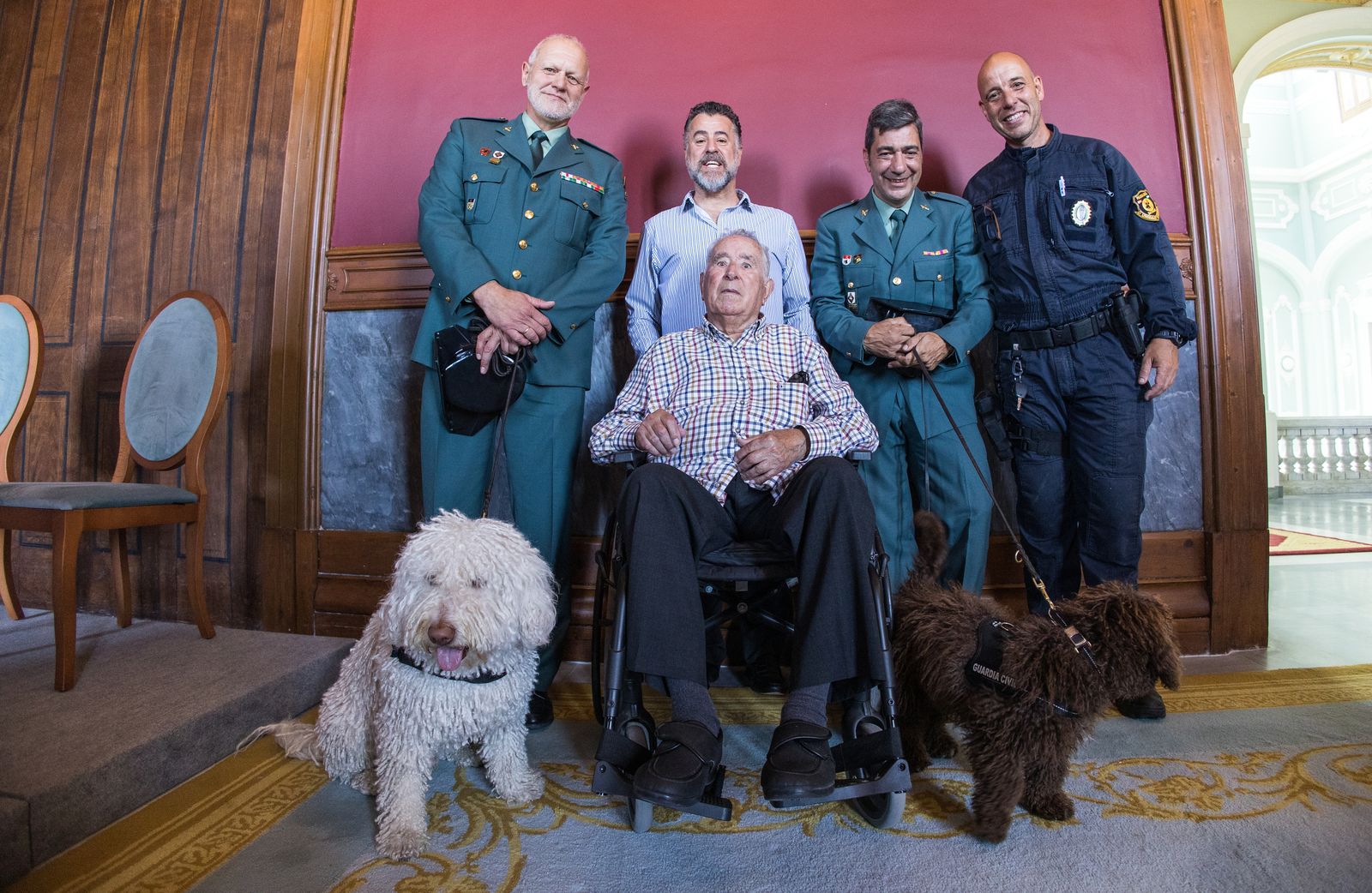 Las imágenes de la entrega del perro adiestrado Enzo a la Guardia Civil en San Fernando