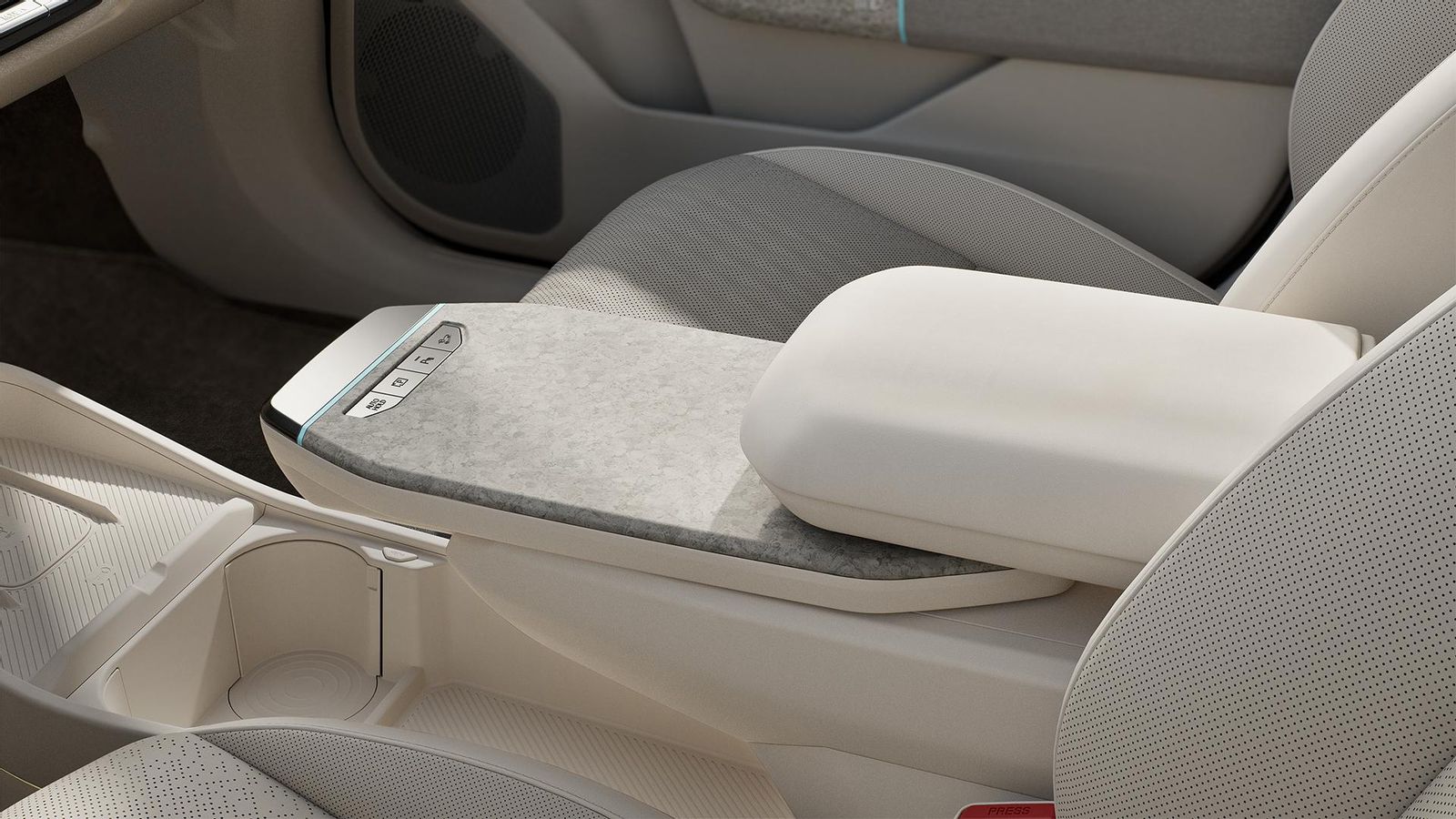 Una mesa extensible se integra entre los dos asientos delanteros, de forma similar al EV3 incluso en tanto que en su extremo aparecen los botones de algunas funciones. Una mesa extensible se integra entre los dos asientos delanteros, de forma similar al EV3 incluso en tanto que en su extremo aparecen los botones de algunas funciones.