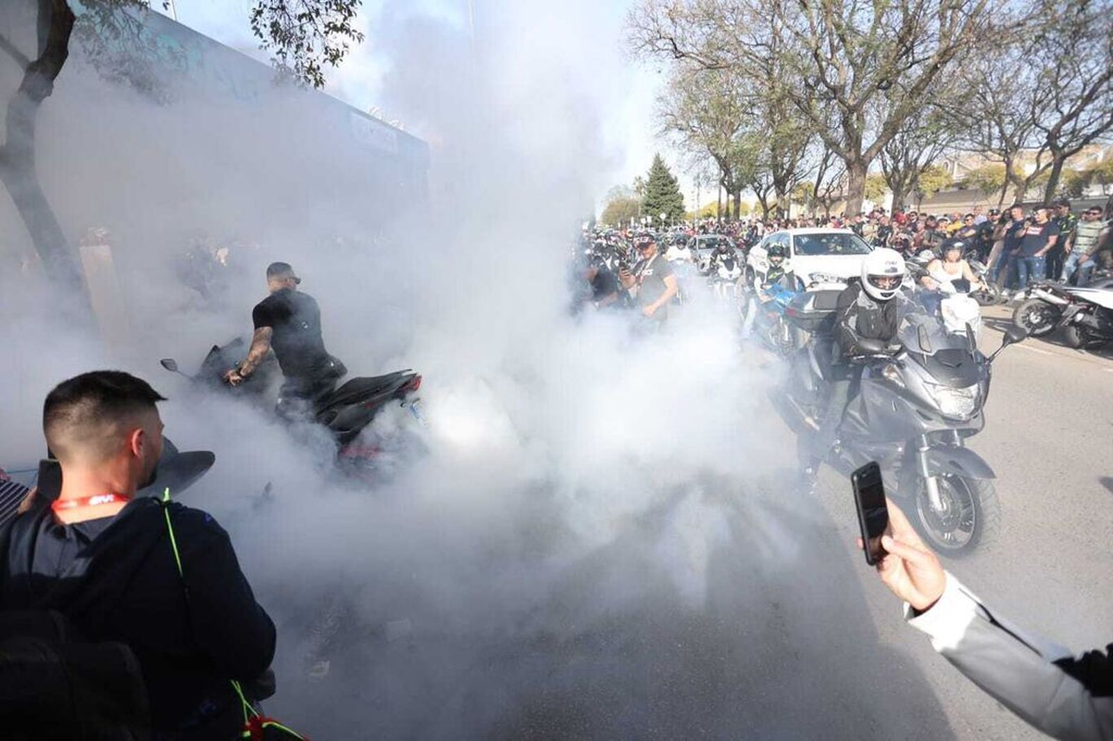 Motos echando humo en Jerez este viernes.