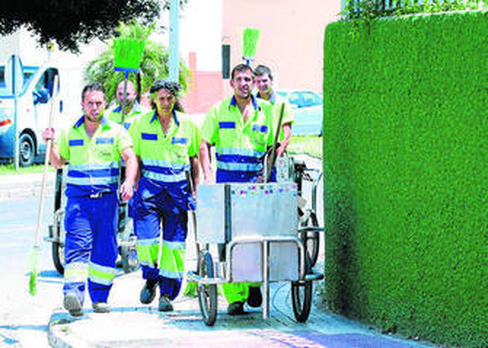 Cuadrilla de operarios de la empresa mixta de limpieza Limasa.