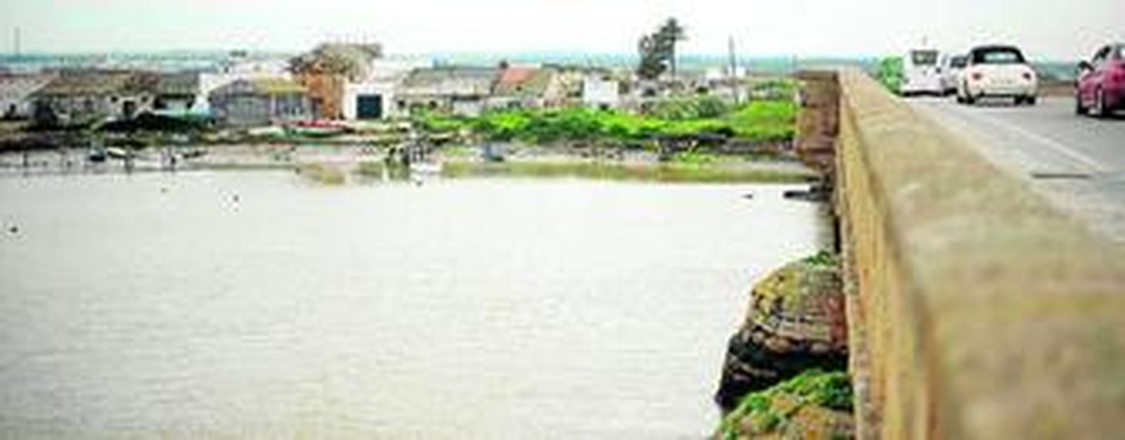 Imagen de la vista de la otra orilla del Puente Zuazo, en la que se aprecia en primer término el Real Carenero. A su espalda, el que fuera Club Bahía y la obra del tranvía.