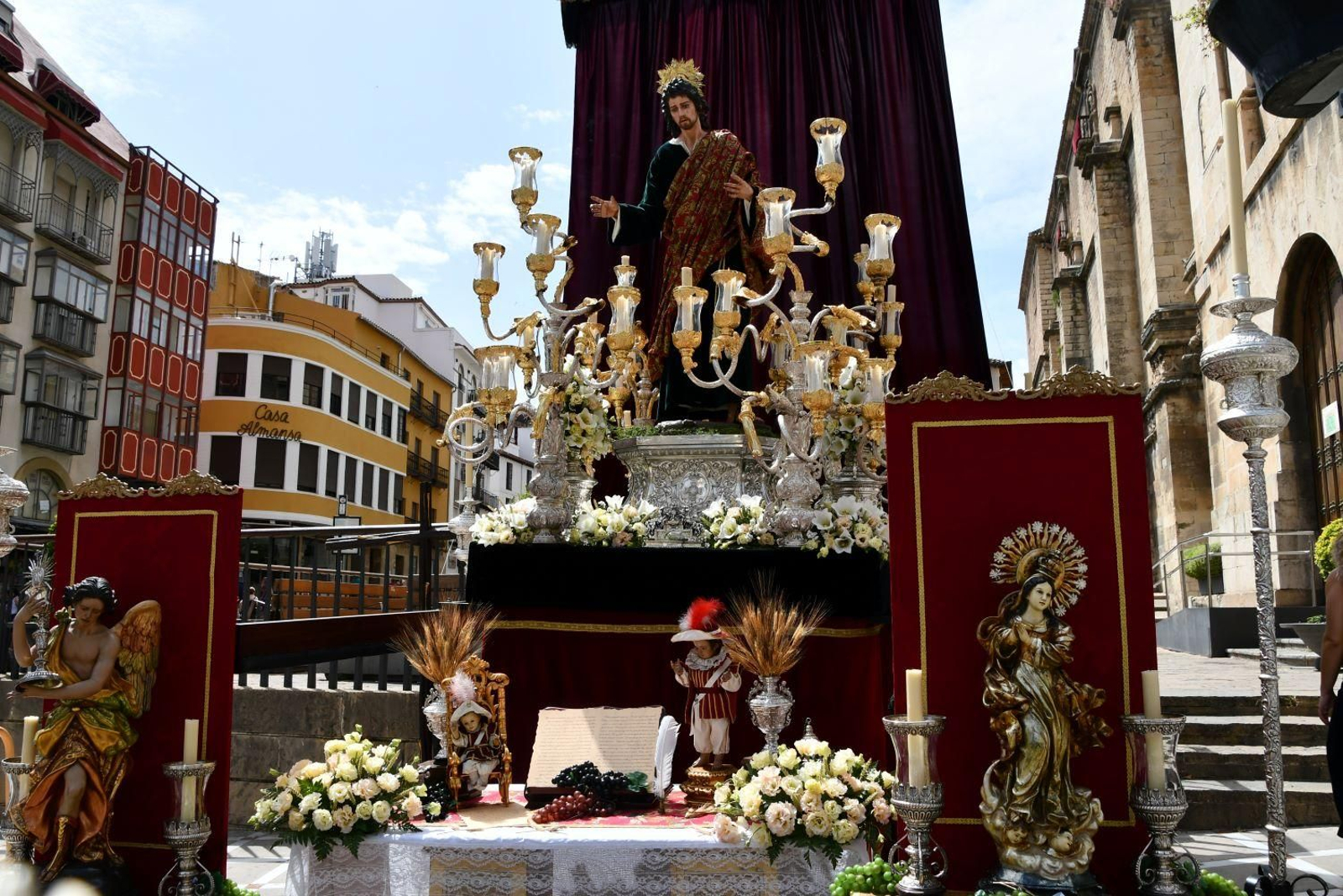 El Santísimo Sacramento llena de esperanza el corazón de los fieles jiennenses, en imágenes