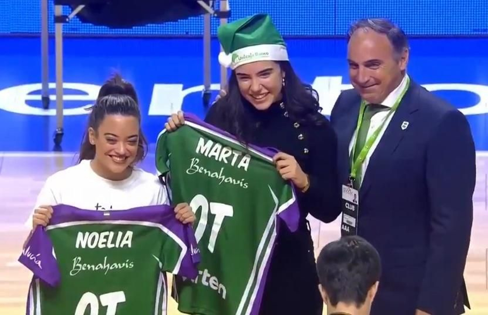 Marta y Noelia, concursantes de Operación Triunfo, con José Carlos Gaspas