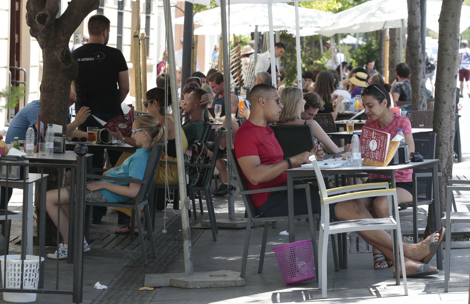 Una terraza de veladores en la calle San Fernando