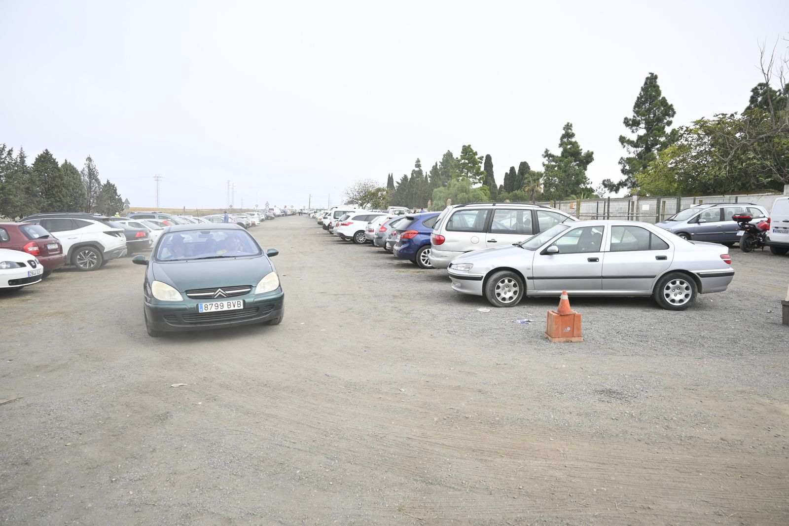 Ambiente en el cementerio de Huelva para el día de todos los Santos.