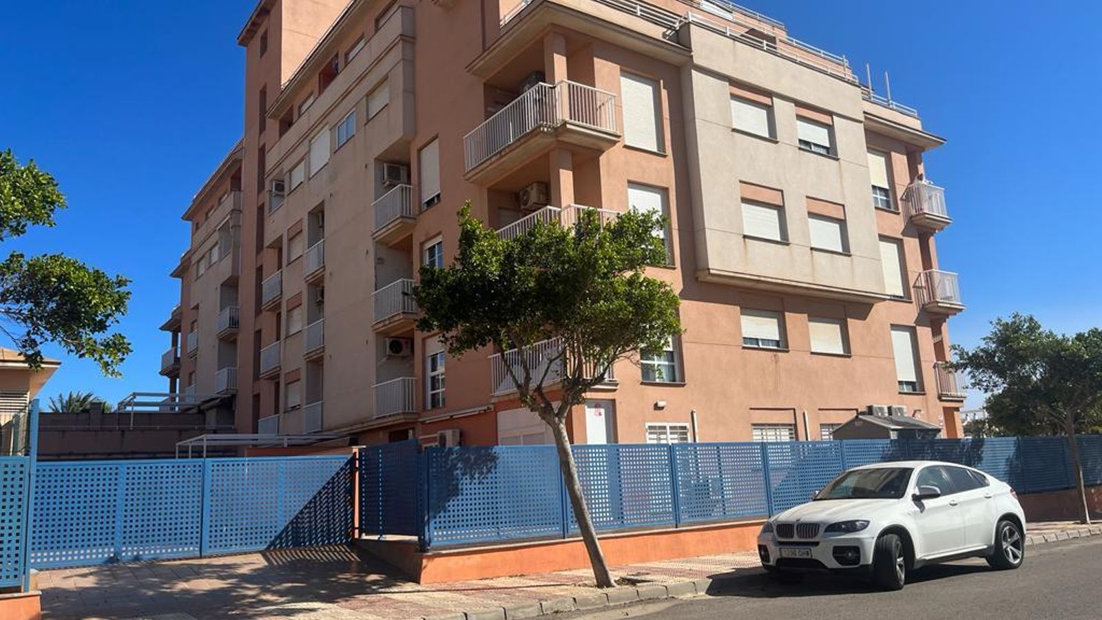 La vivienda de Roquetas y el vehículo aparcado en la puerta principal