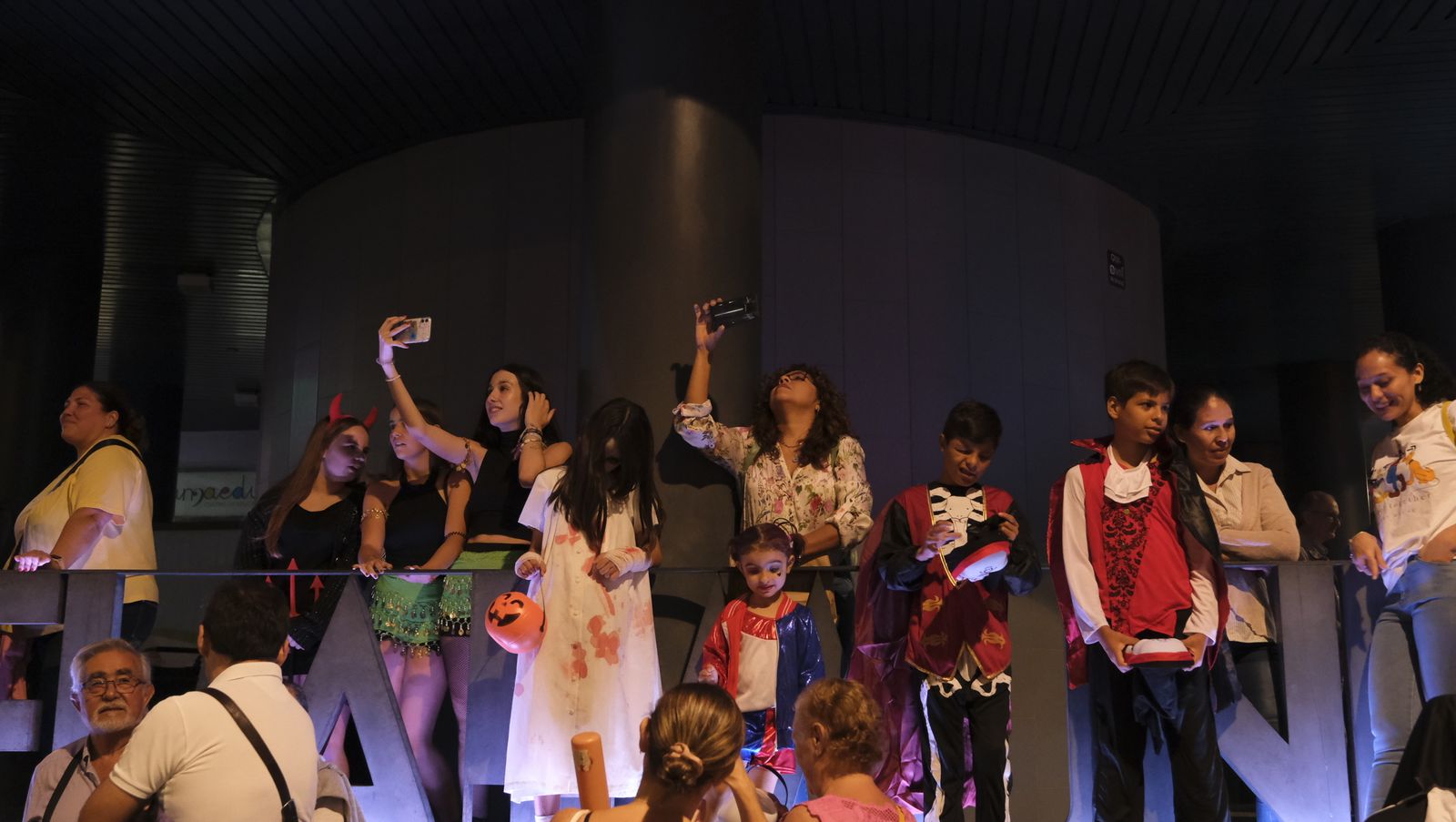 Las imágenes de la Noche en Negro en Almería, Halloween.