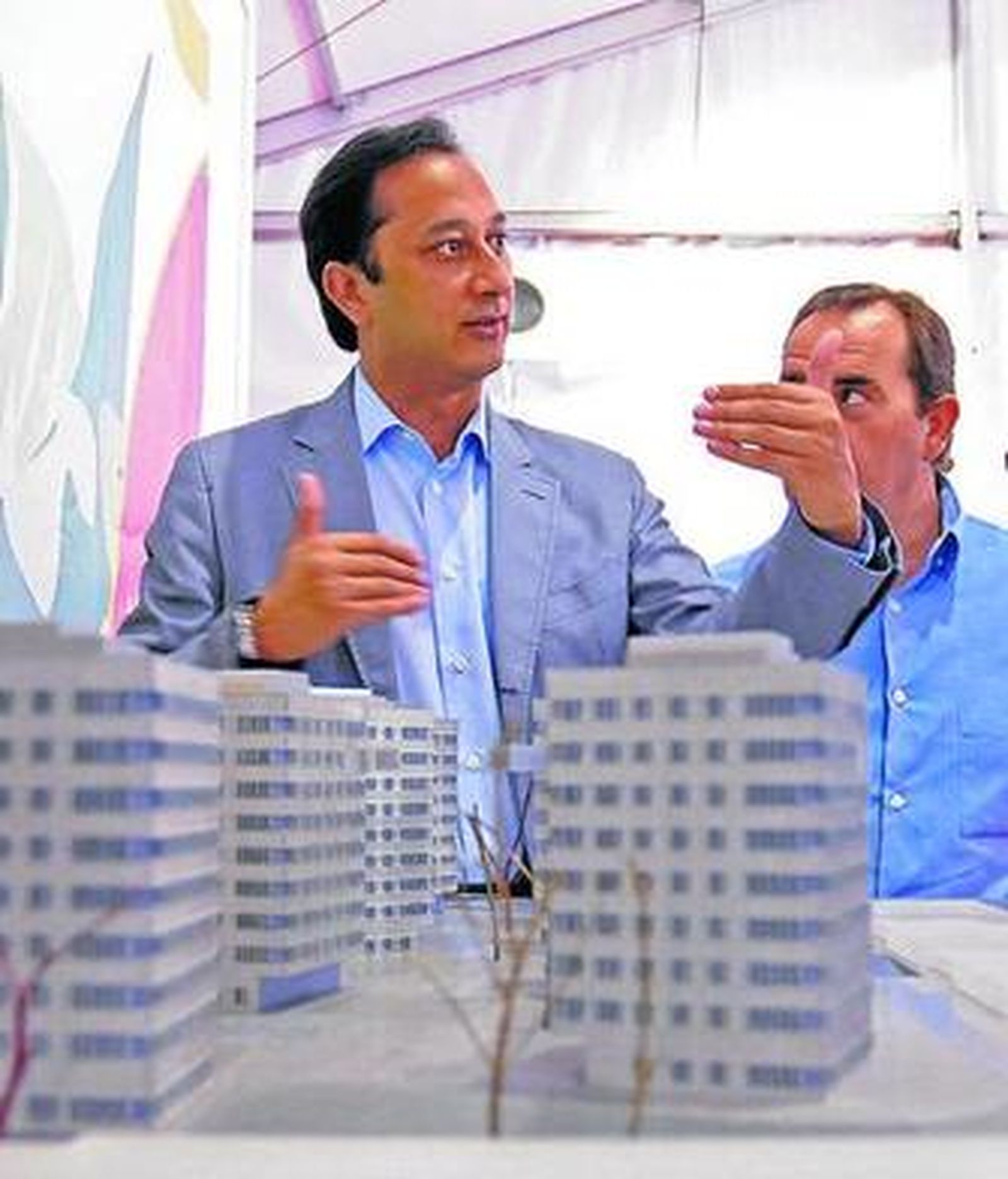 El edil de Urbanismo, Gómez de Celis, ante la maqueta del Porvenir.