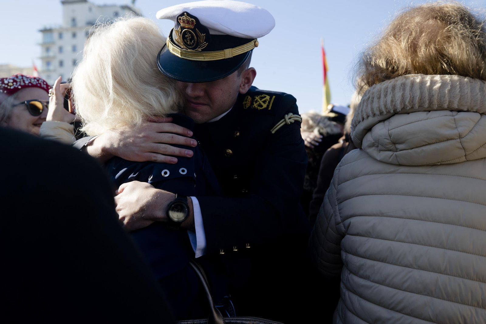 Las imágenes de la salida del buque  "Juan Sebastián de Elcano" del muelle de Cádiz.