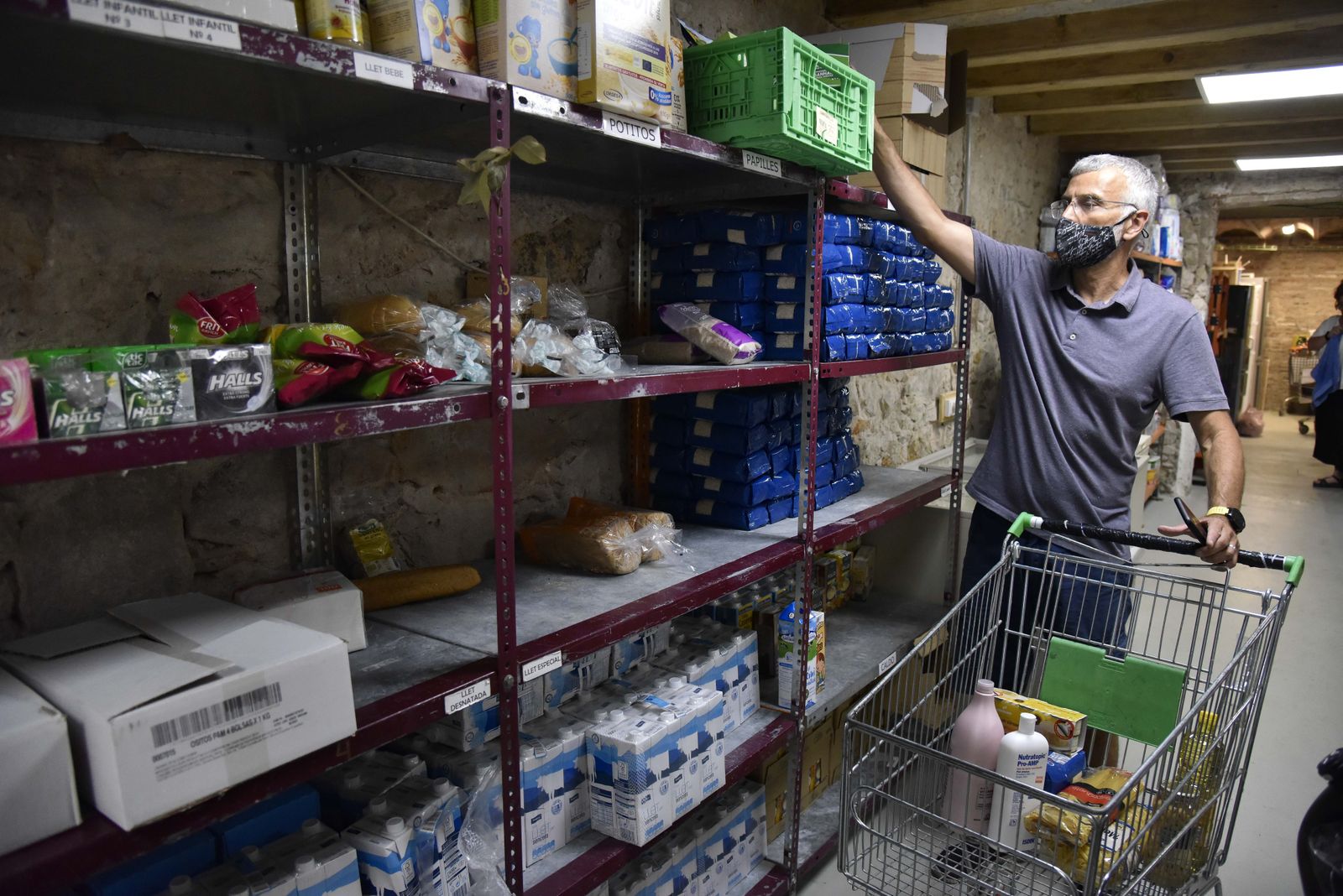 Un voluntario del Banco de Alimentos.