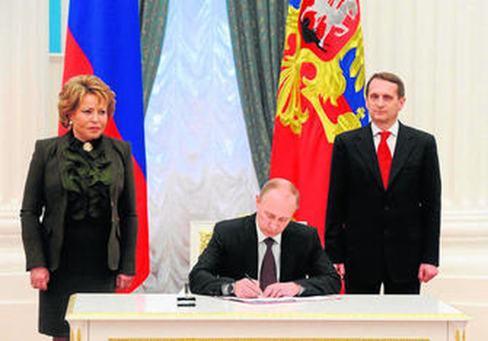 Putin promulga la incorporación de la República de Crimea y el puerto de Sebastopol a Rusia durante una solemne ceremonia en el Kremlin.