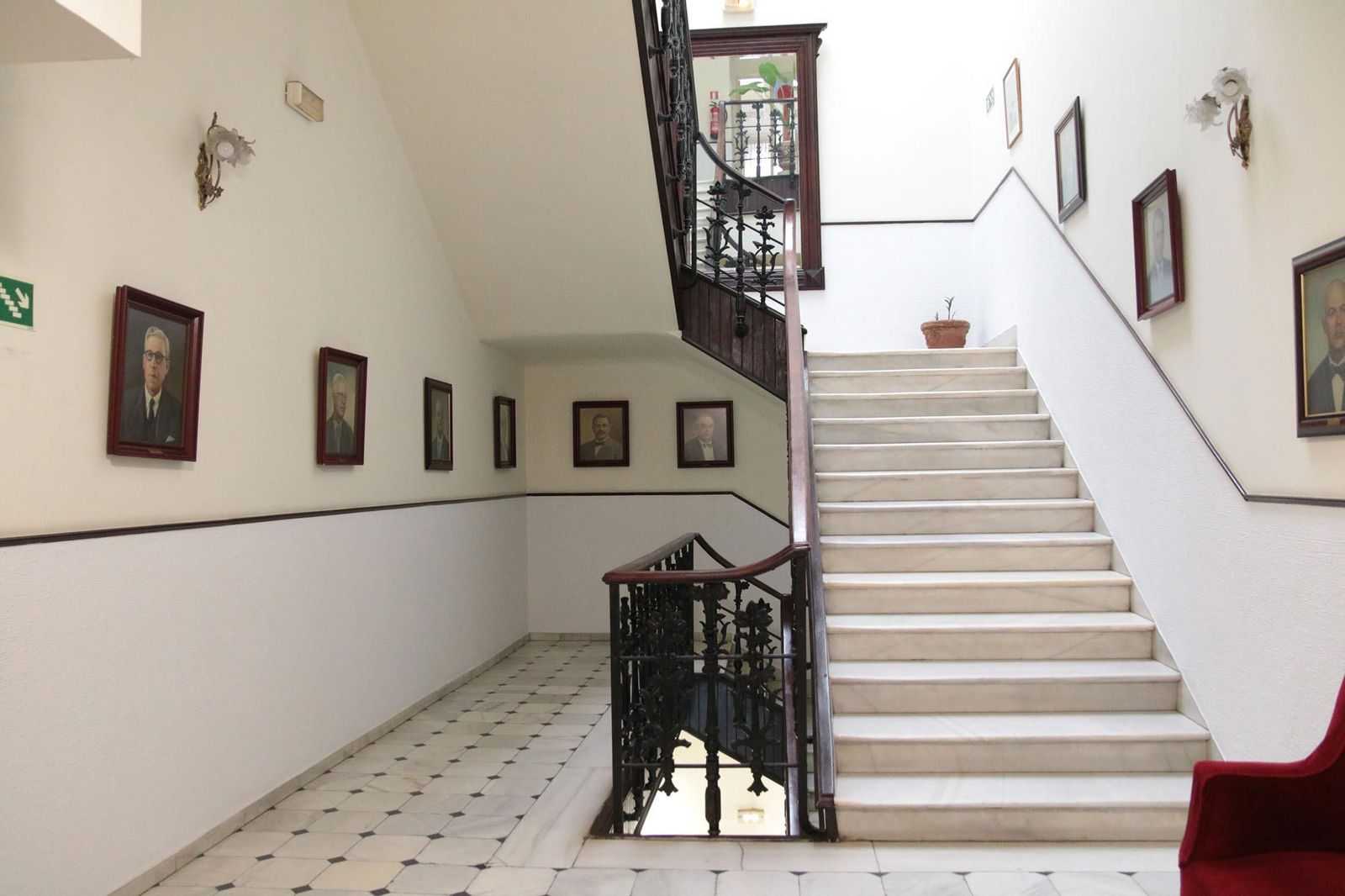 Así de espectaculares son los salones del Círculo Mercantil de Almería