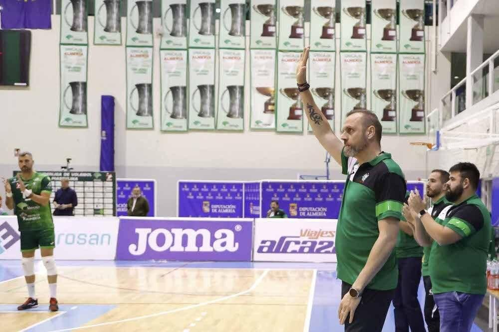 El técnico del conjunto ahorrador, Charly Carreño, saluda durante un partido en el Moisés Ruiz.