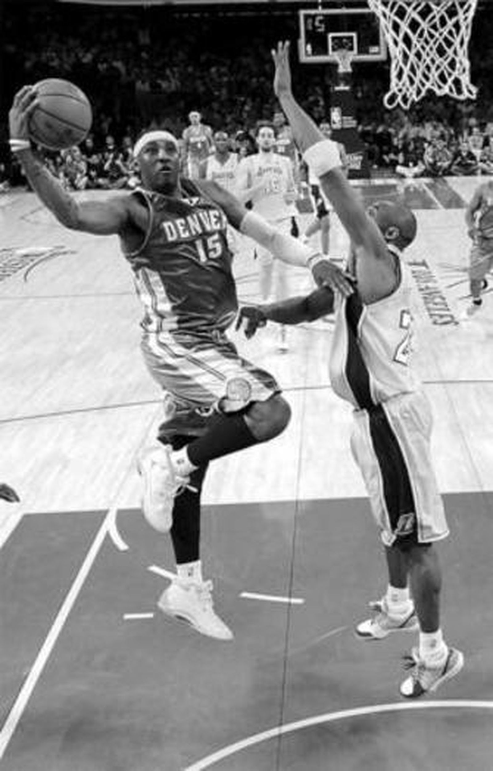 Kobe Bryant intenta taponar un mate de Carmelo Anthony.