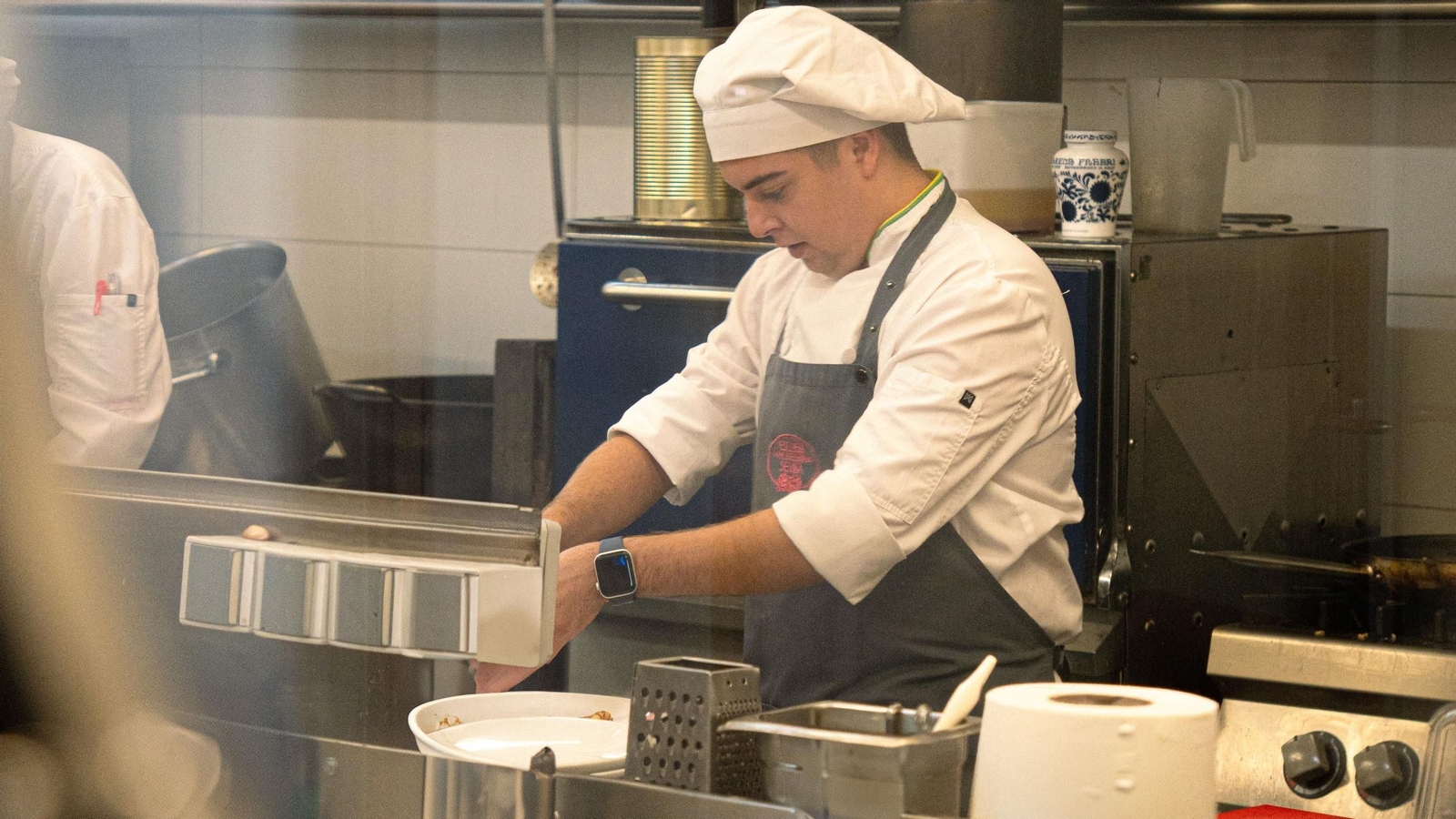 Uno de los alumnos de la Escuela de Hostelería