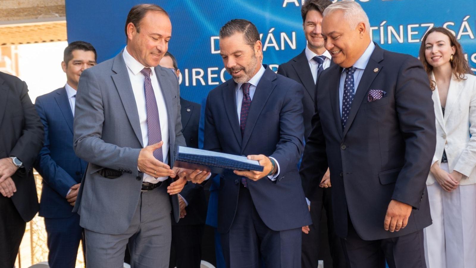 Iván Martínez (Airbus), Alberto Cervantes (Navantia) y Domingo Villero (COGITI Cádiz), durante la entrega del Premio Ingenio Gaditano 2025 en el Parador Hotel Atlántico.