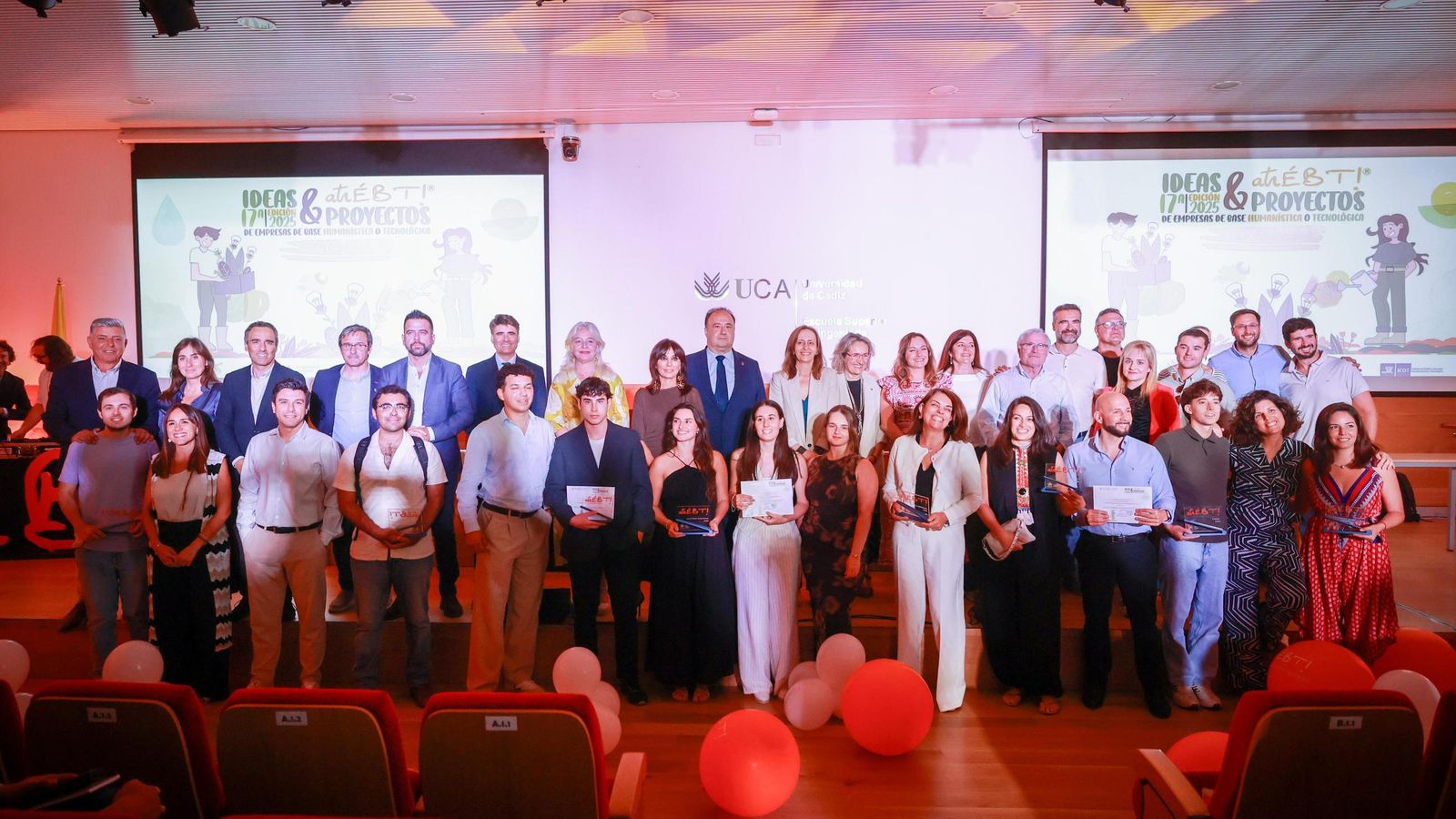 Foto de familia de los premiados.