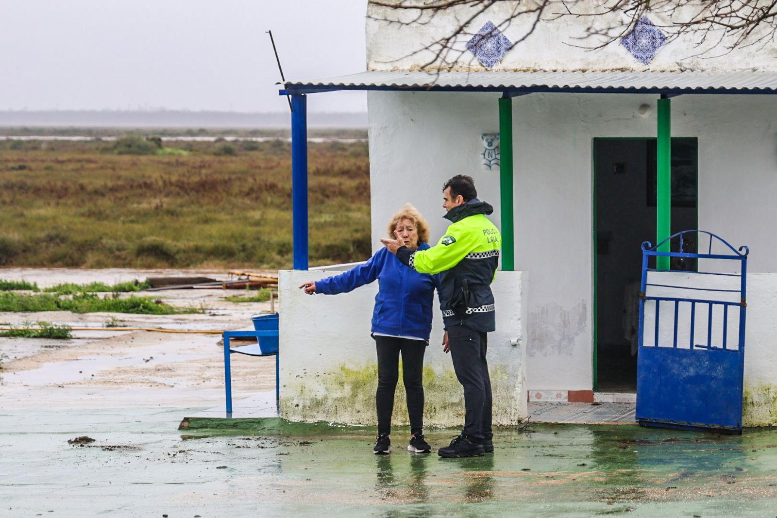 Fotografías del desalojo de familias y animales en Peguerillas por la borrasca Leonardo