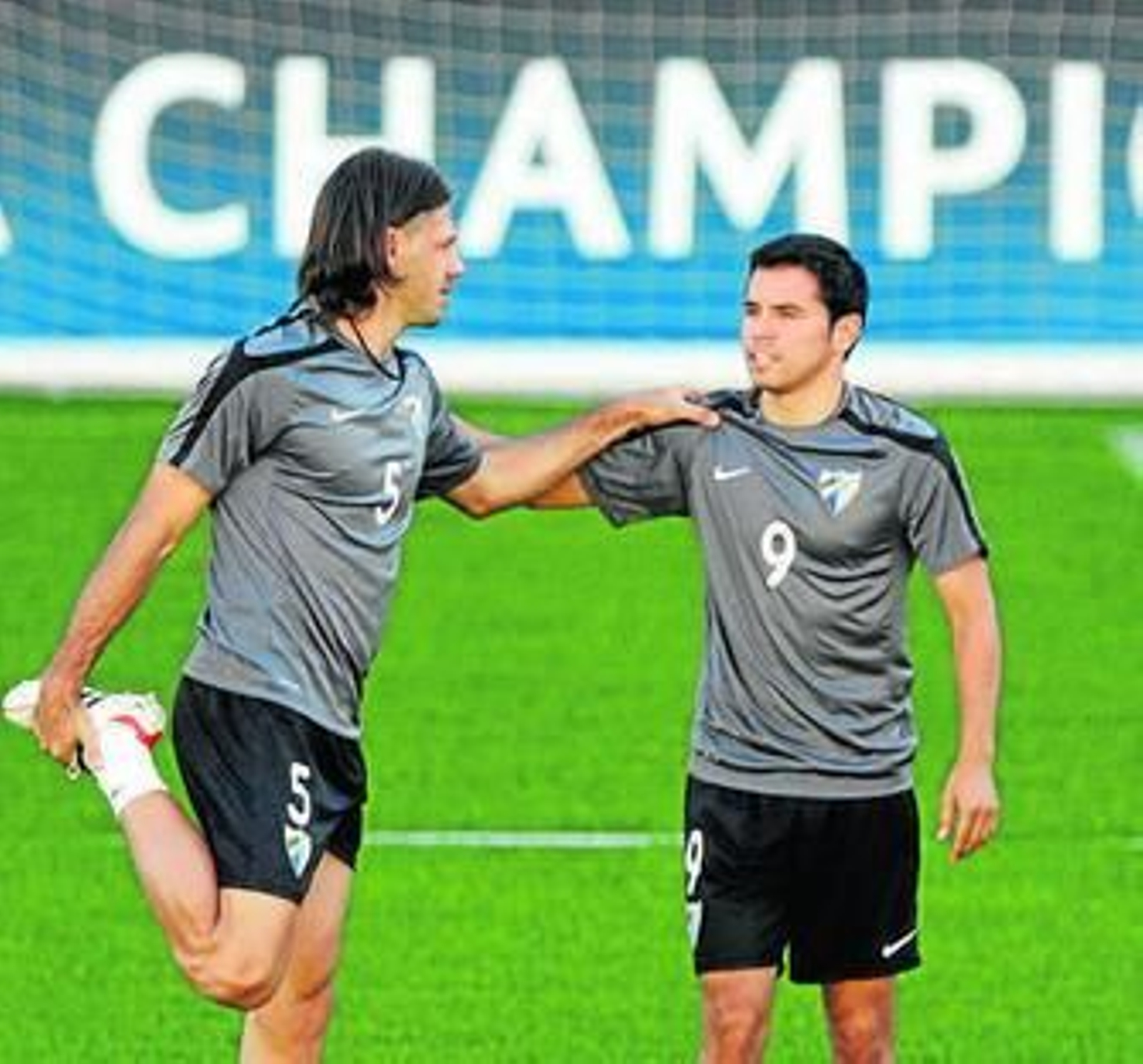 Demichelis y Saviola, juntos en un entrenamiento.