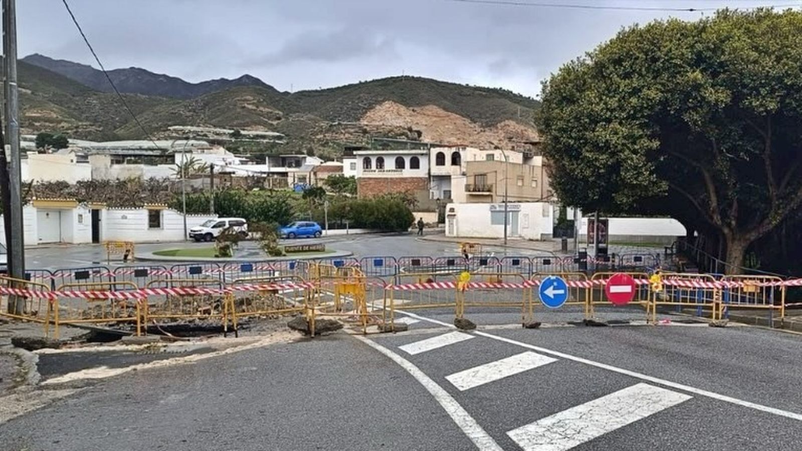 Han acordonado la zona y prohiben el paso por el socavón