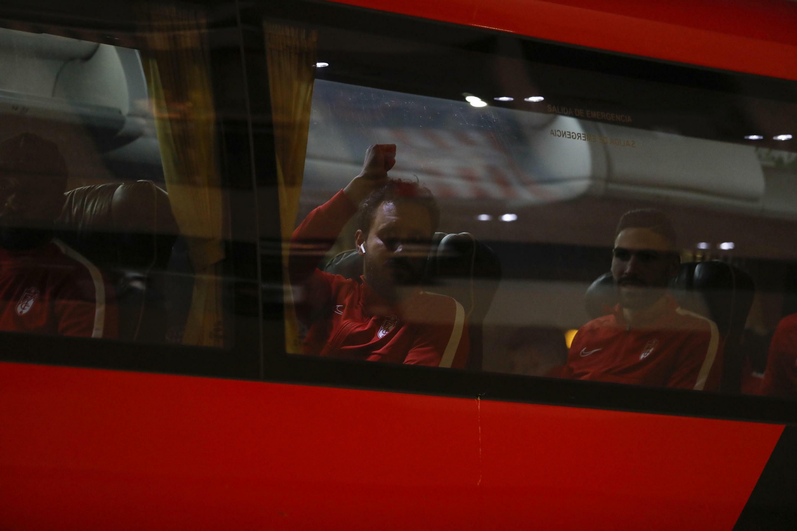 Apoteósico recibimiento a la plantilla del Granada