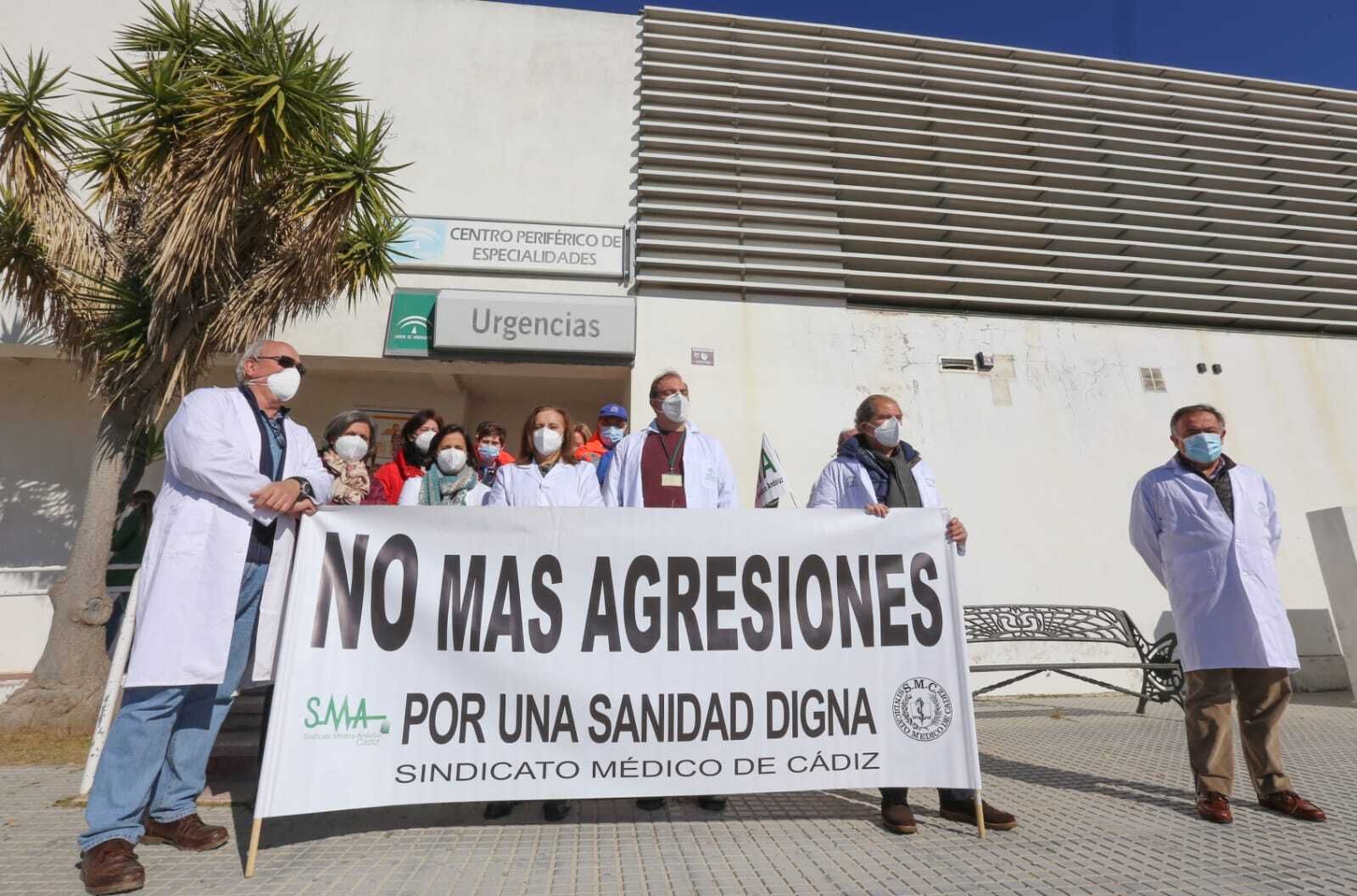 Momento de la concentración frente al centro de especialidades de La Longuera.