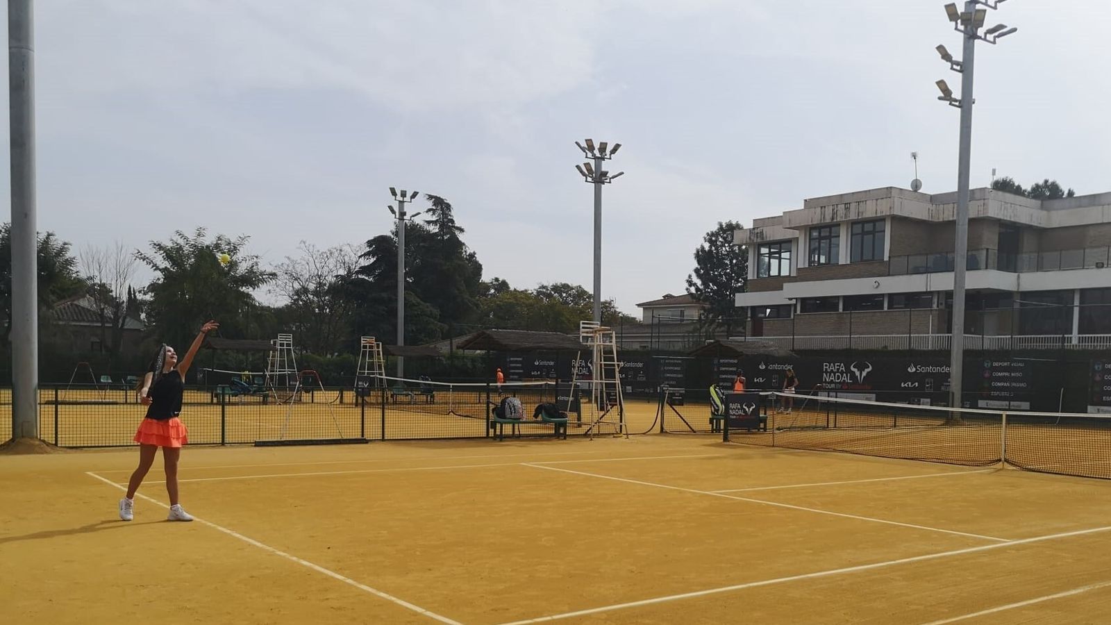 Una jugadora saca en uno de los partidos.