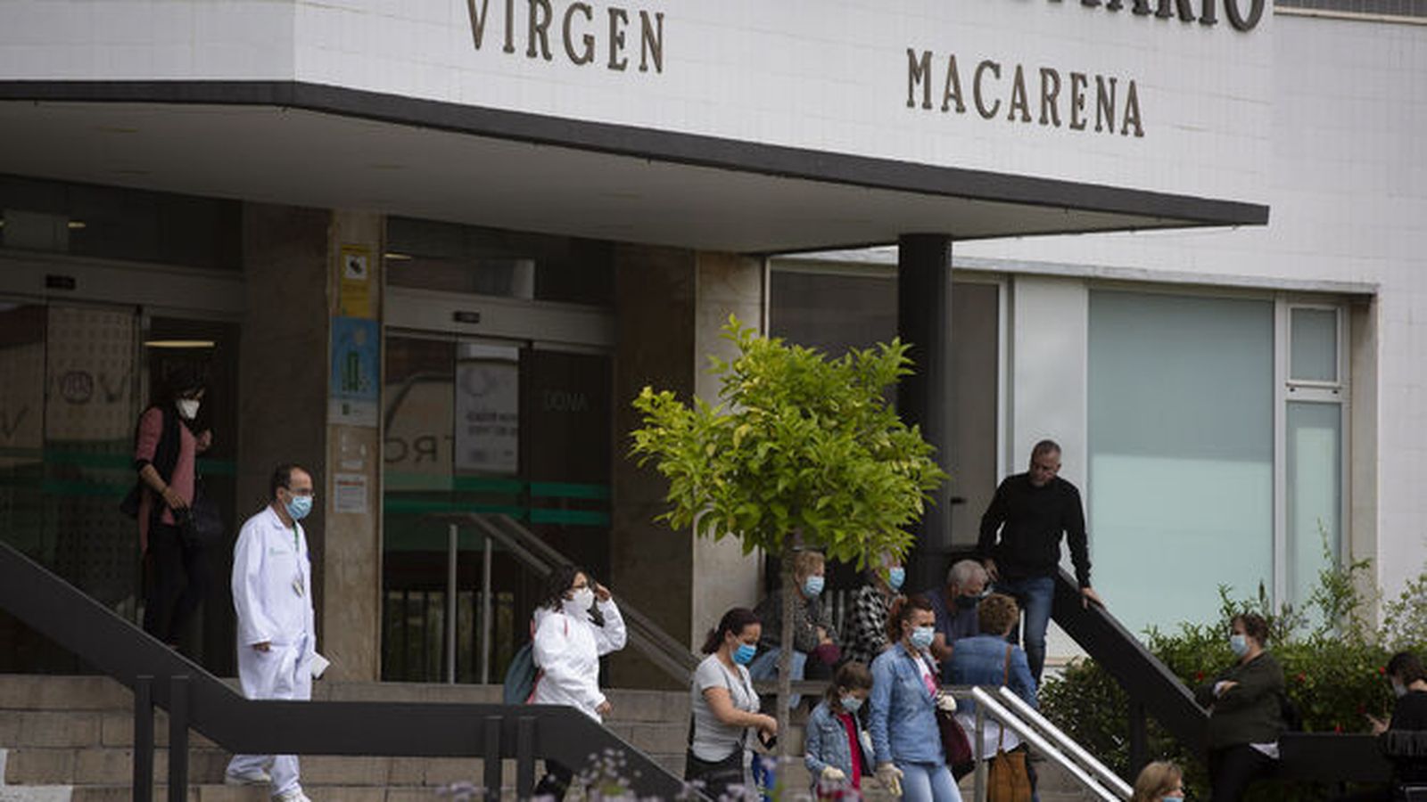 Pacientes y sanitarios en la entrada al Hospital Virgen Macarena