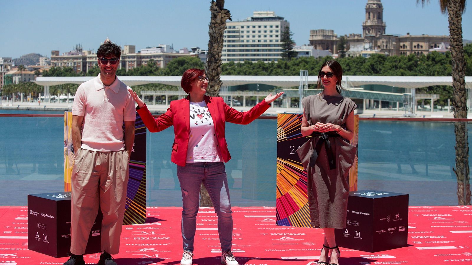 La directora Macarena Astorga, entre los protagonistas de su película, Javier Rey y Paz Vega. daniel pérez / efe