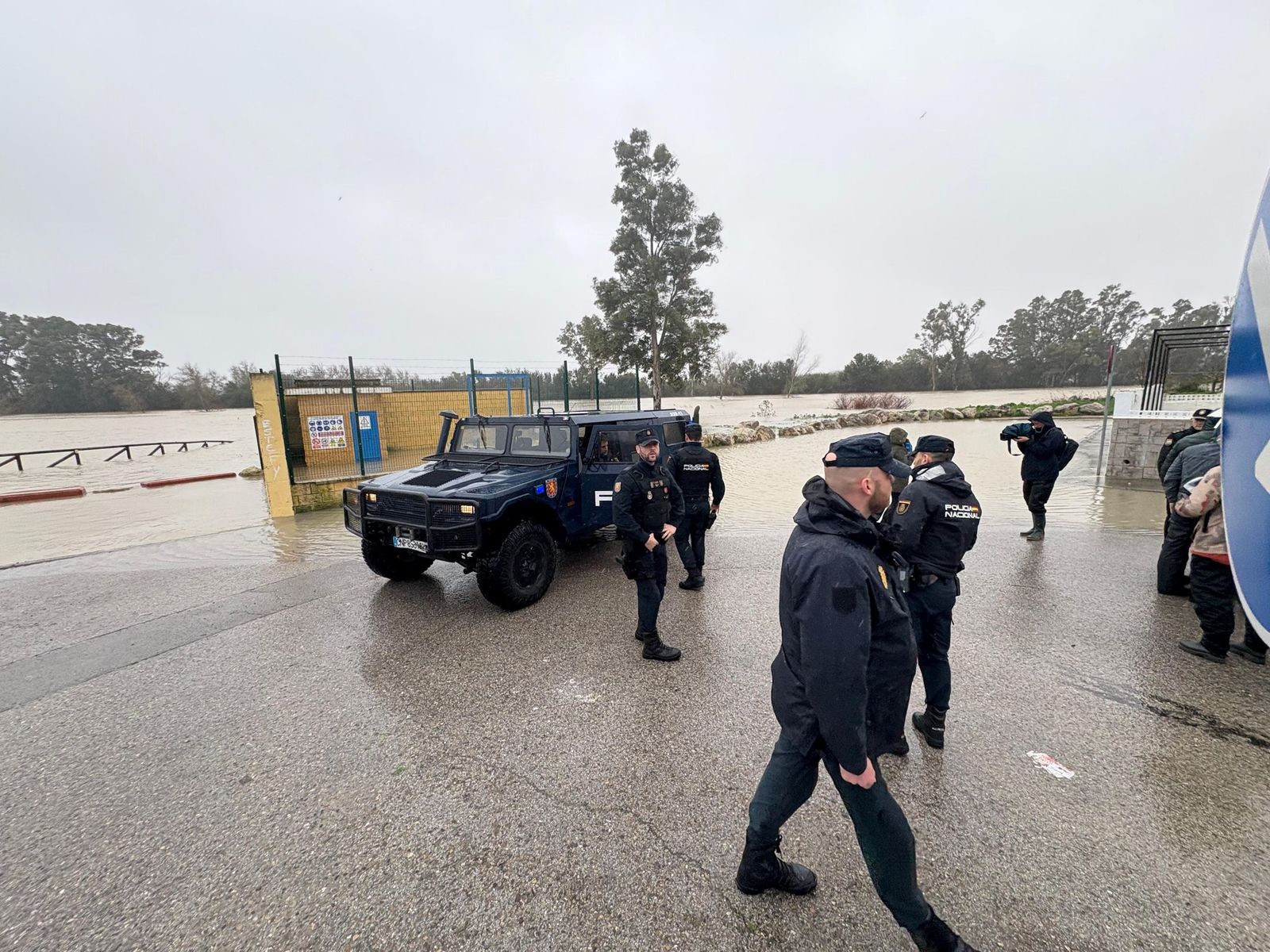 Presencia policial en La Corta.