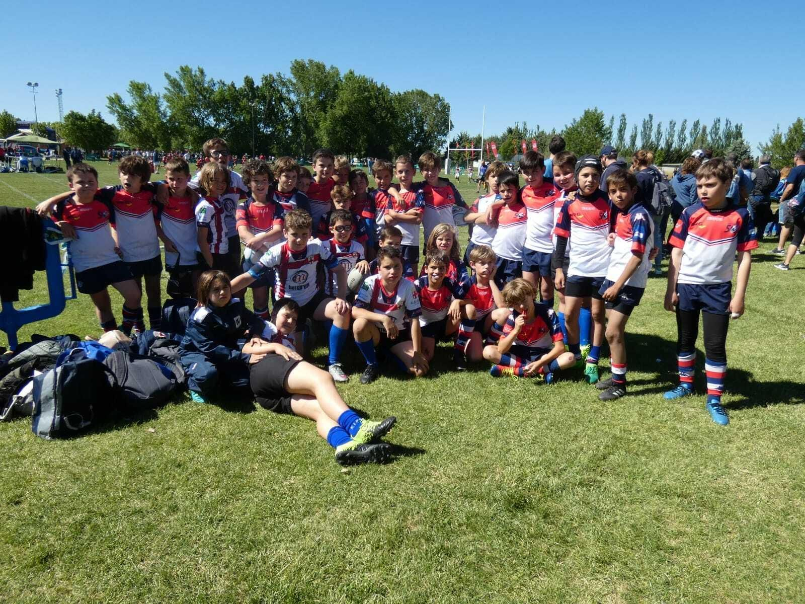 URA posando con un equipo rival.