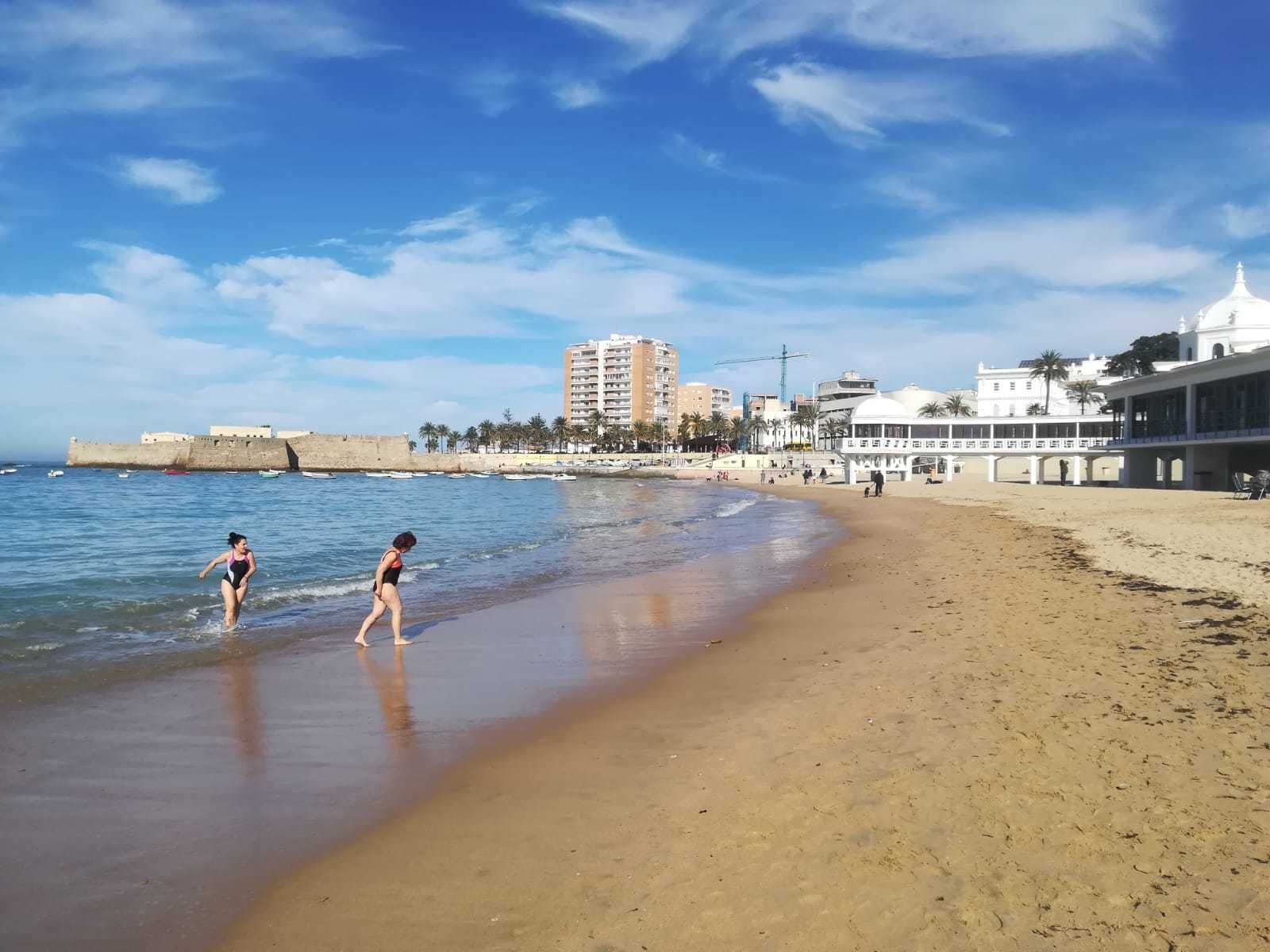 Dos mujeres estrenan el año con un baño en La Caleta.