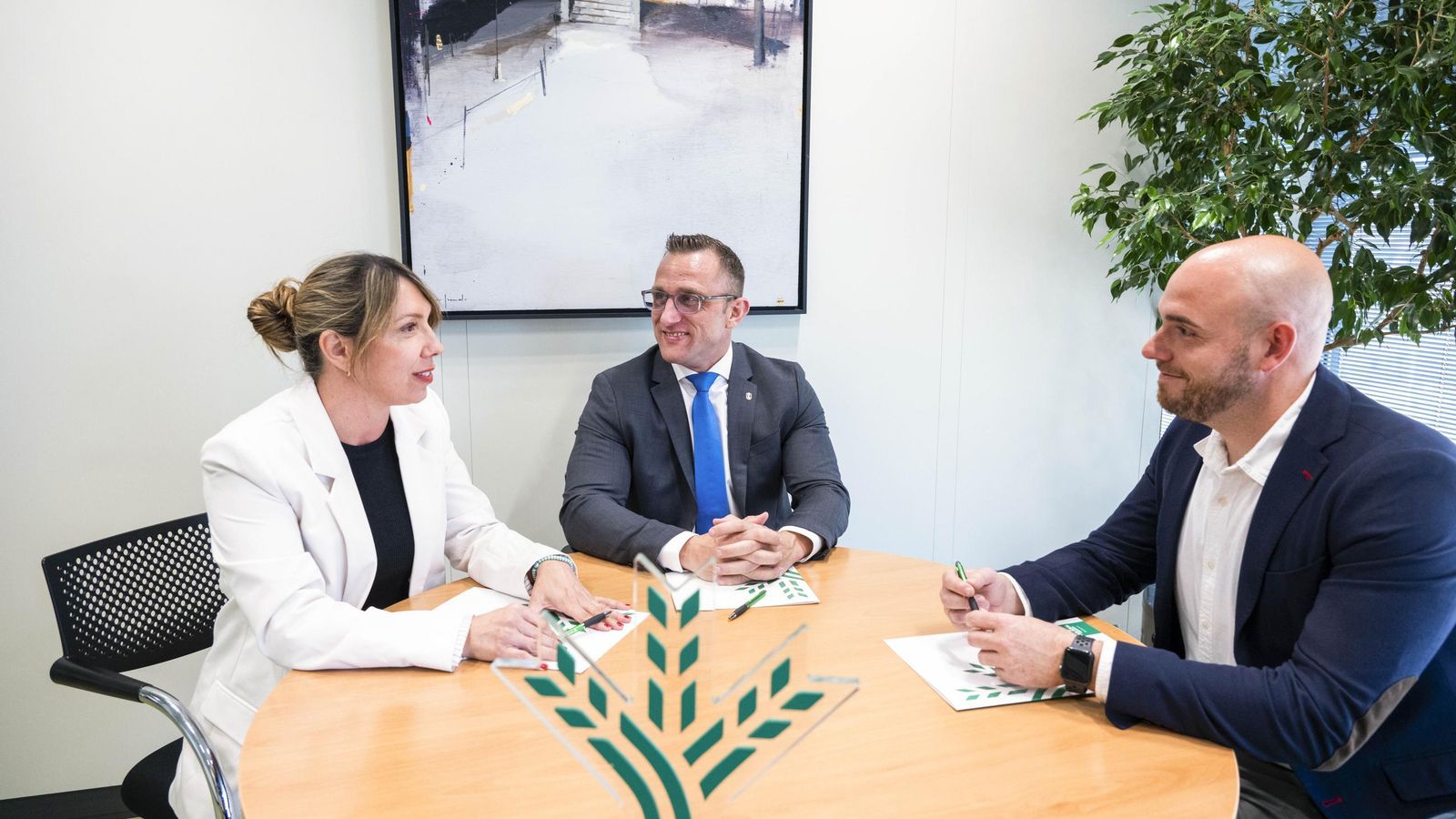 Néstor Jiménez junto a compañeros de Banca de Empresas, Patricia López y José Enrique Vaca.