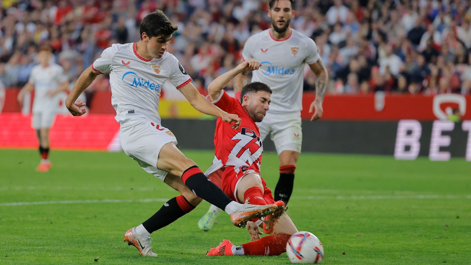 Juanlu remata en el encuentro ante el Rayo Vallecano el curso pasado