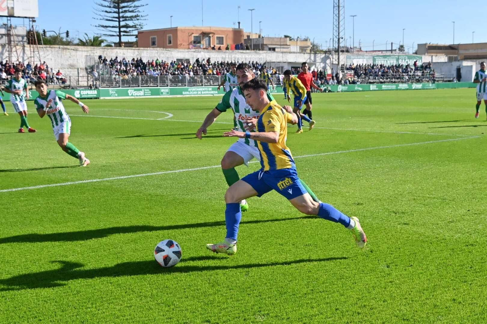 Genar se dispone a centrar en el partido de este domingo.