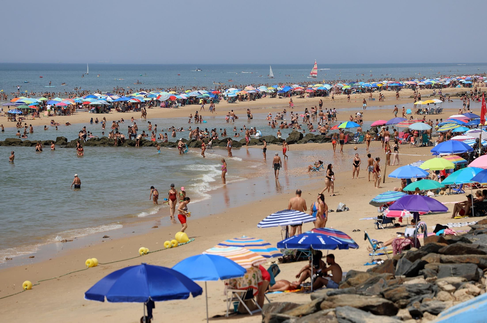 Imágenes del caluroso día en la playa de Matalascañas