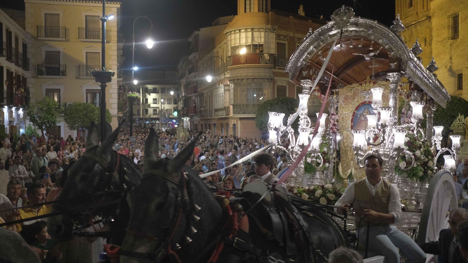 Los mulos tiran la carreta que porta el simpecado de la hermandad del Rocío.