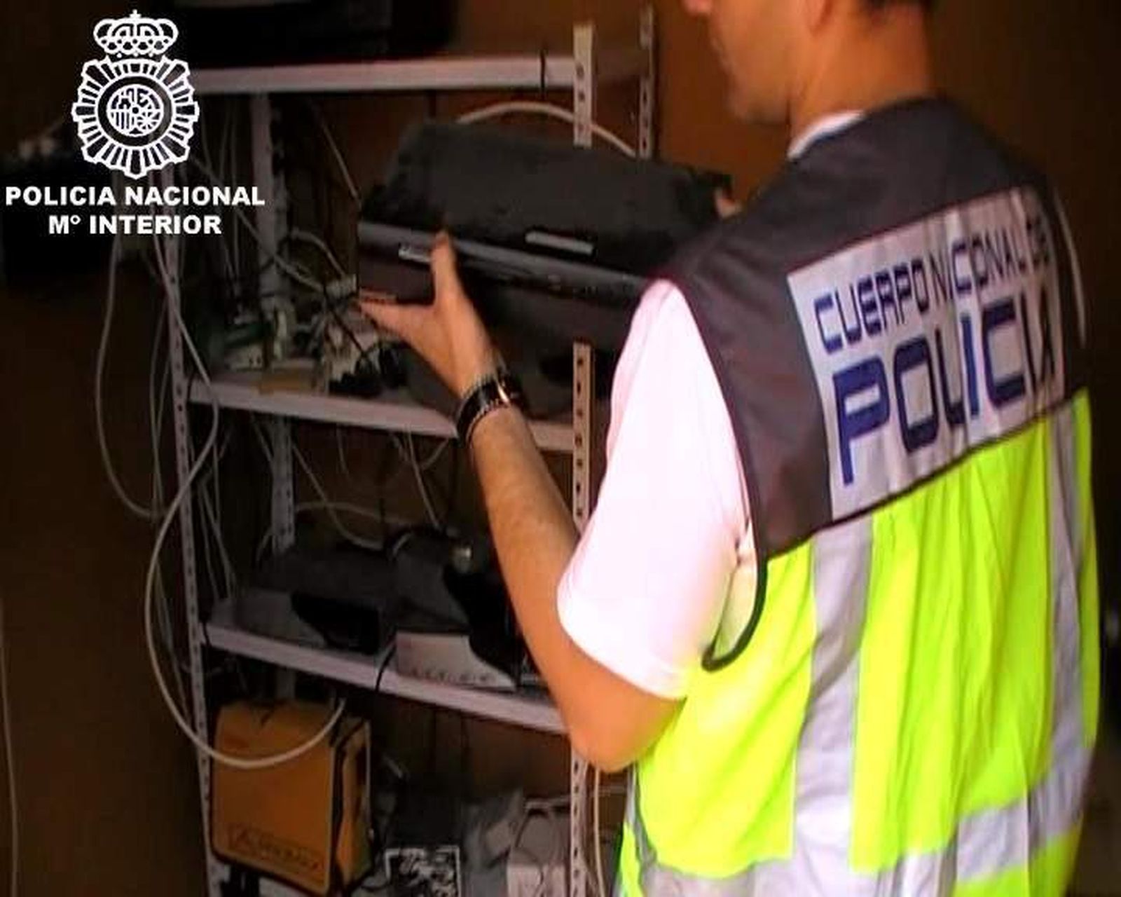 Un agente interviene un aparato emisor.