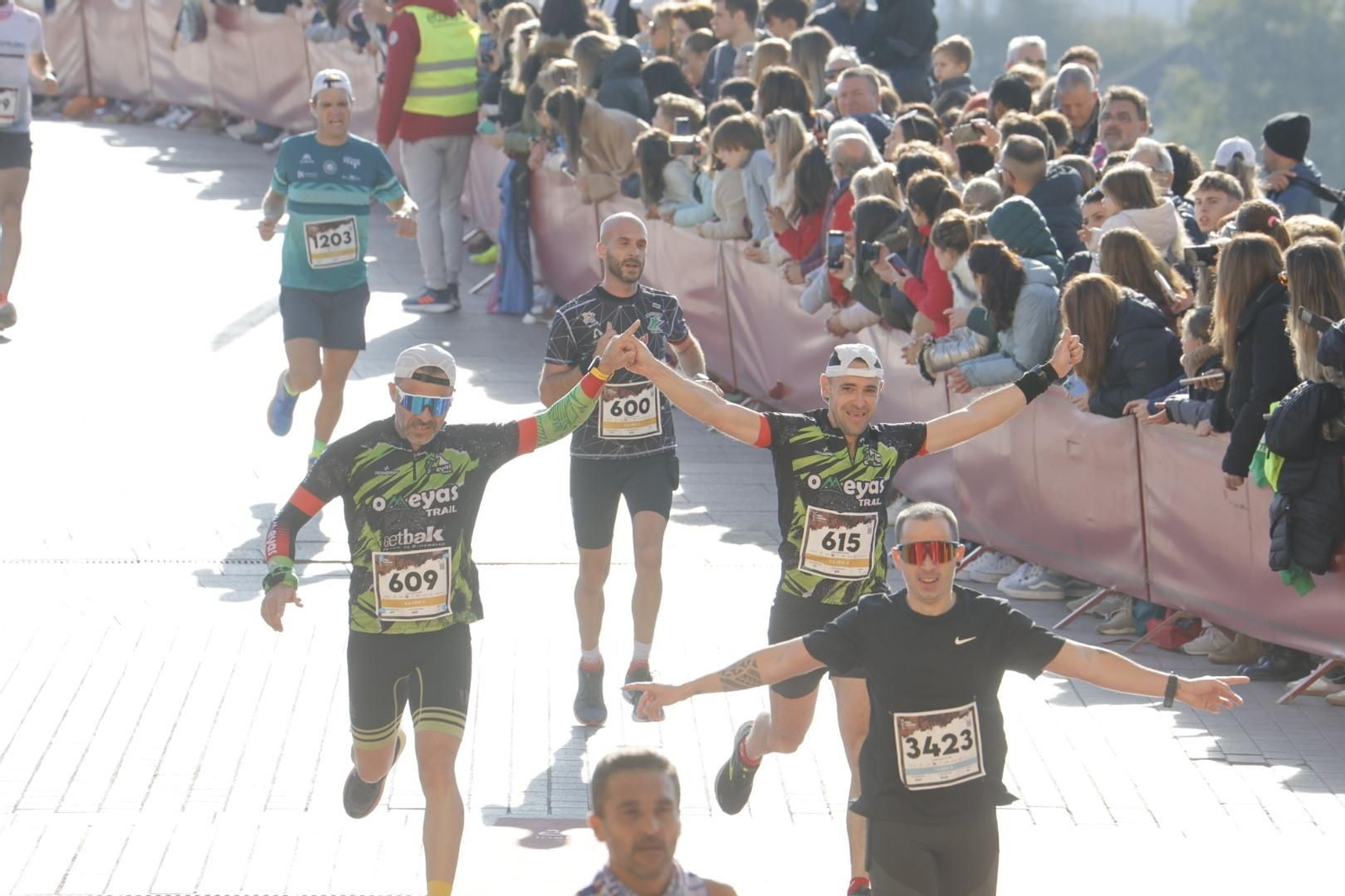 Media Maratón de Córdoba 2023: La gloria de cruzar la Puerta del Puente, en imágenes